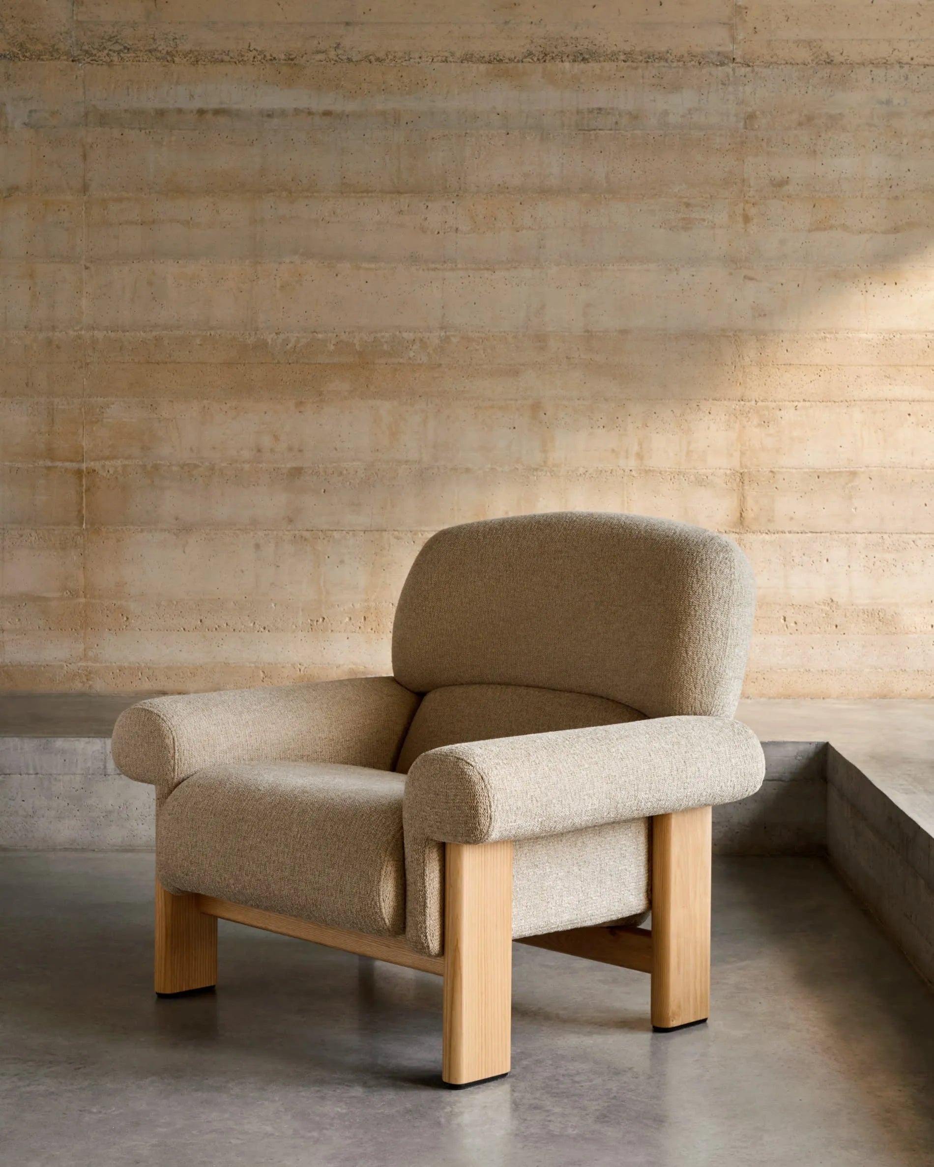 Eleganter Sessel aus beigem Chenille mit Eschenholzbeinen, vereint Komfort und Stil, FSC-zertifiziert, ideal für jedes Interieur.