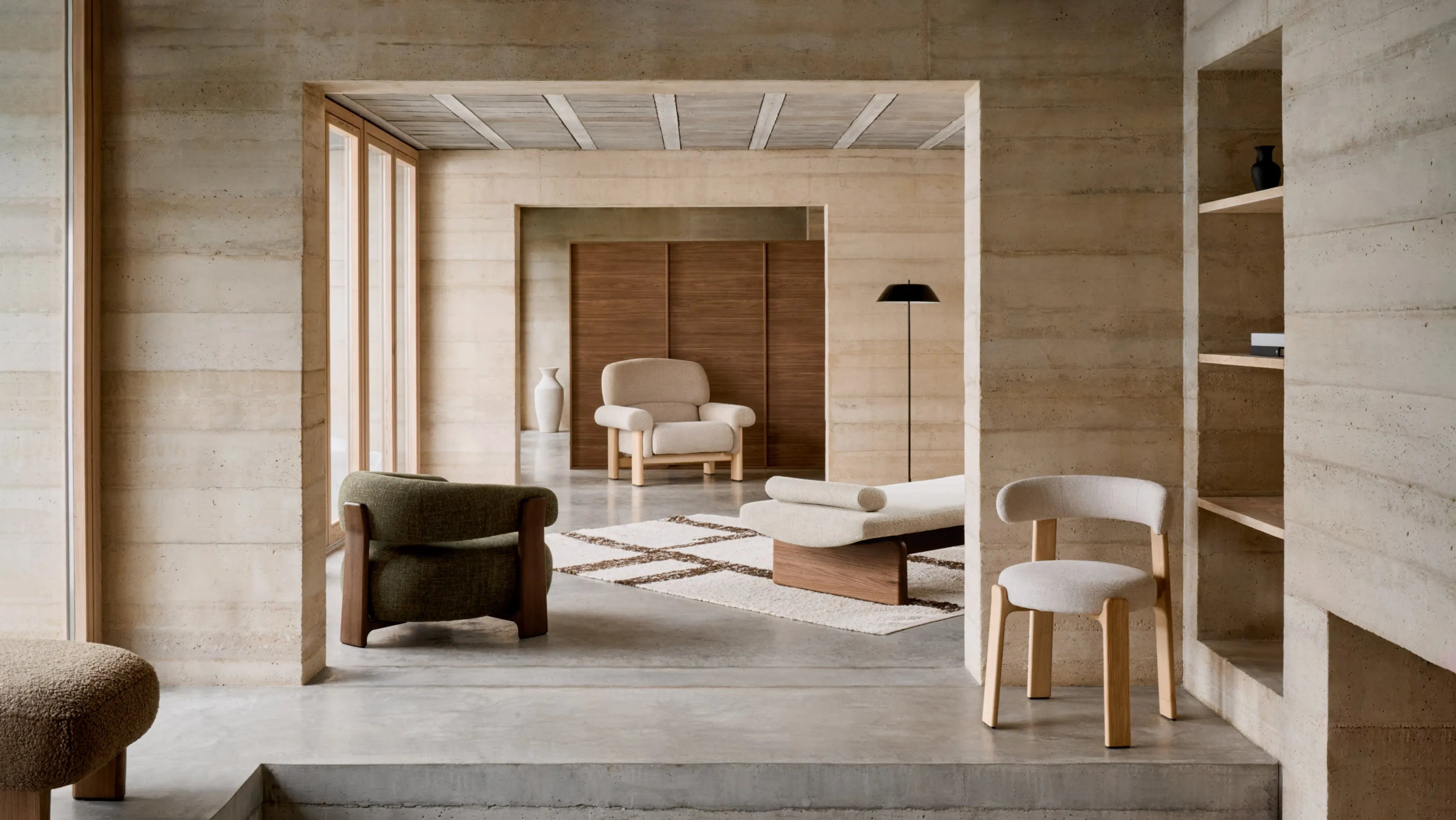 Eleganter Sessel aus beigem Chenille mit Eschenholzbeinen, vereint Komfort und Stil, FSC-zertifiziert, ideal für jedes Interieur.