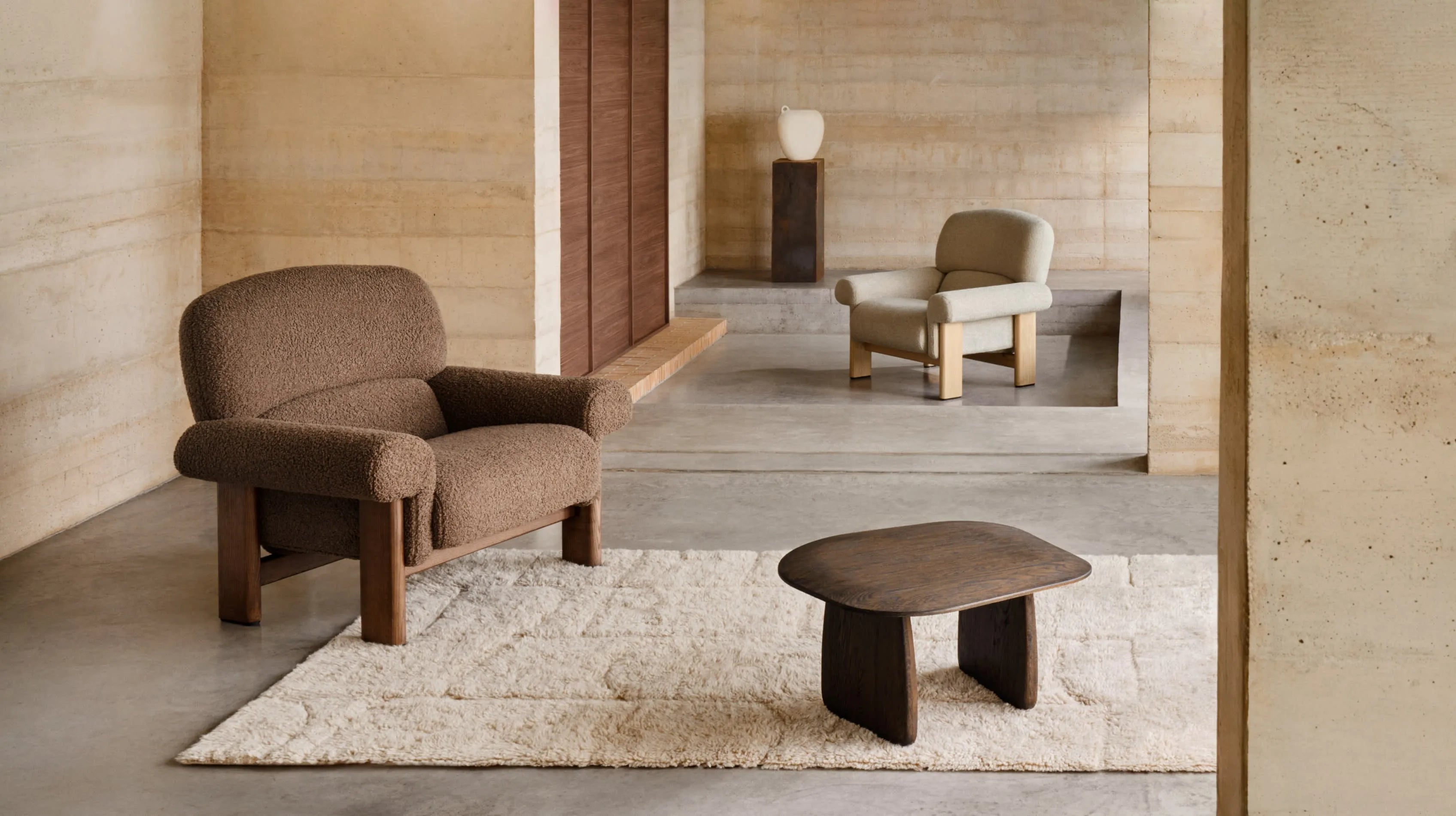 Eleganter Sessel aus beigem Chenille mit Eschenholzbeinen, vereint Komfort und Stil, FSC-zertifiziert, ideal für jedes Interieur.