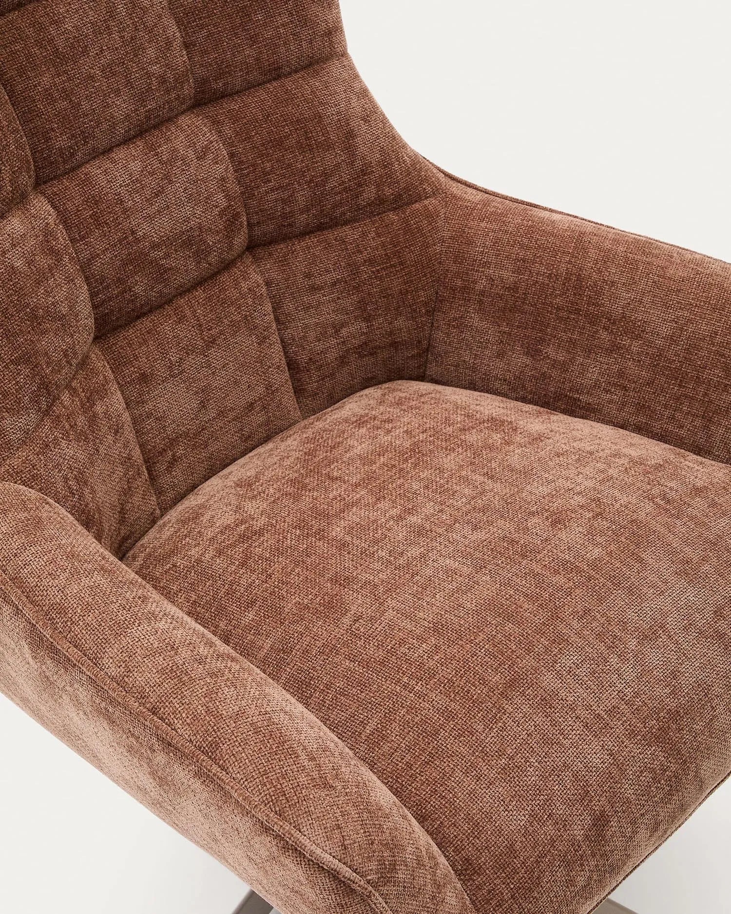 Eleganter Sessel aus hellbrauner Chenille mit grauen Metallbeinen, ideal für stilvolle Entspannung.