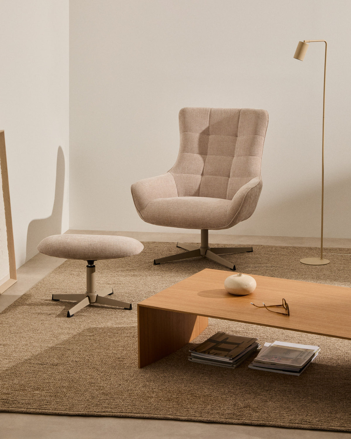 Drehbarer Sessel Teryl aus beigefarbener Chenille und Metall mit grauer Oberfläche FSC 100% in Beige präsentiert im Onlineshop von KAQTU Design AG. Drehsessel ist von Kave Home