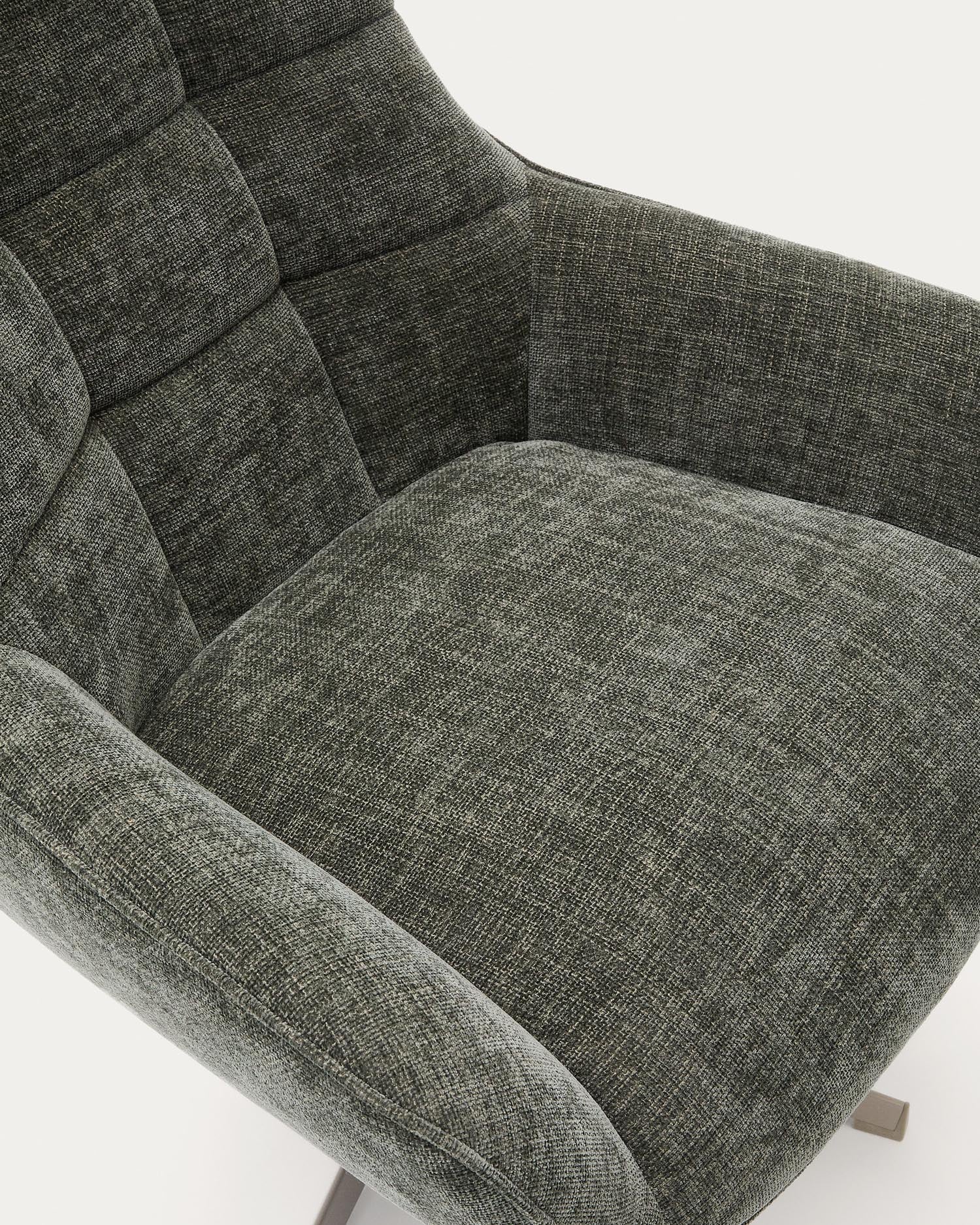 Drehbarer Sessel Teryl in grünem Chenille und grauem Metall, vereint Komfort und Nachhaltigkeit für Ihr modernes Zuhause.