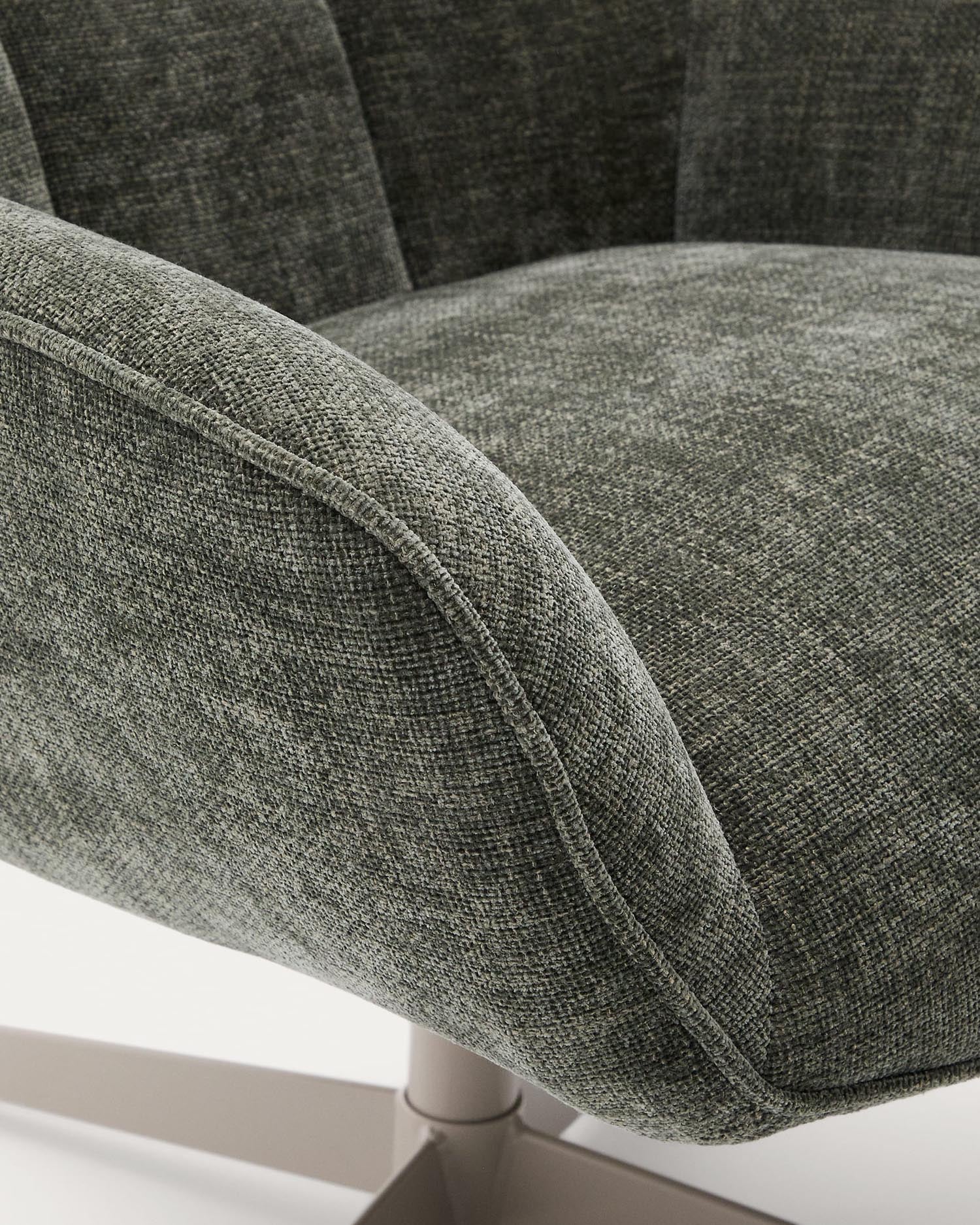 Der Sessel Teryl von Kave Home kombiniert stilvolles Design mit nachhaltigen Materialien und bietet höchsten Sitzkomfort in jedem Raum.