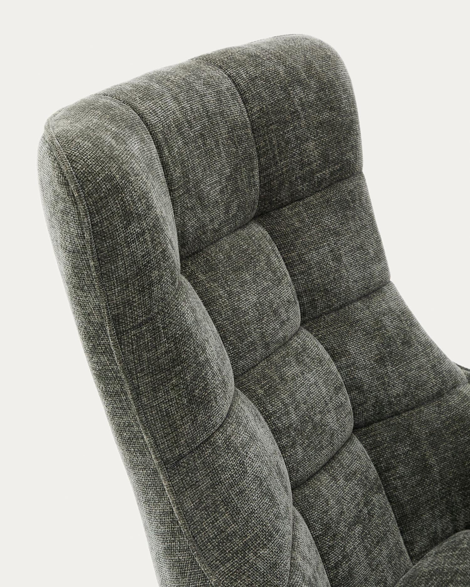 Der drehbare Sessel Teryl von Kave Home vereint luxuriöse Chenille-Polsterung und stabile Metallbeine für höchsten Komfort und nachhaltigen Stil.