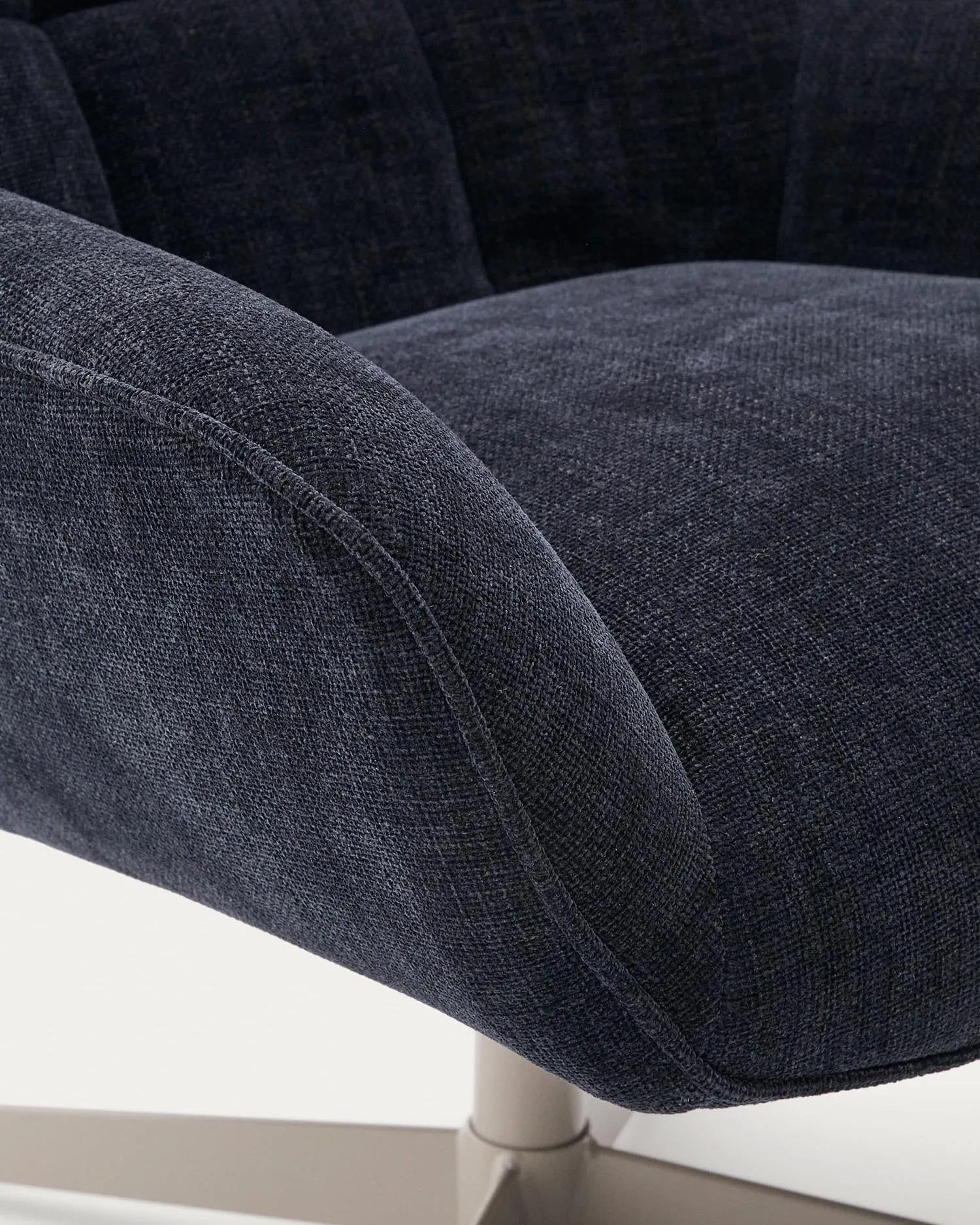 Eleganter Sessel Teryl: Blaue Chenille, graue Metallbeine, FSC-zertifiziert. Komfort und Stil für Ihr Zuhause.