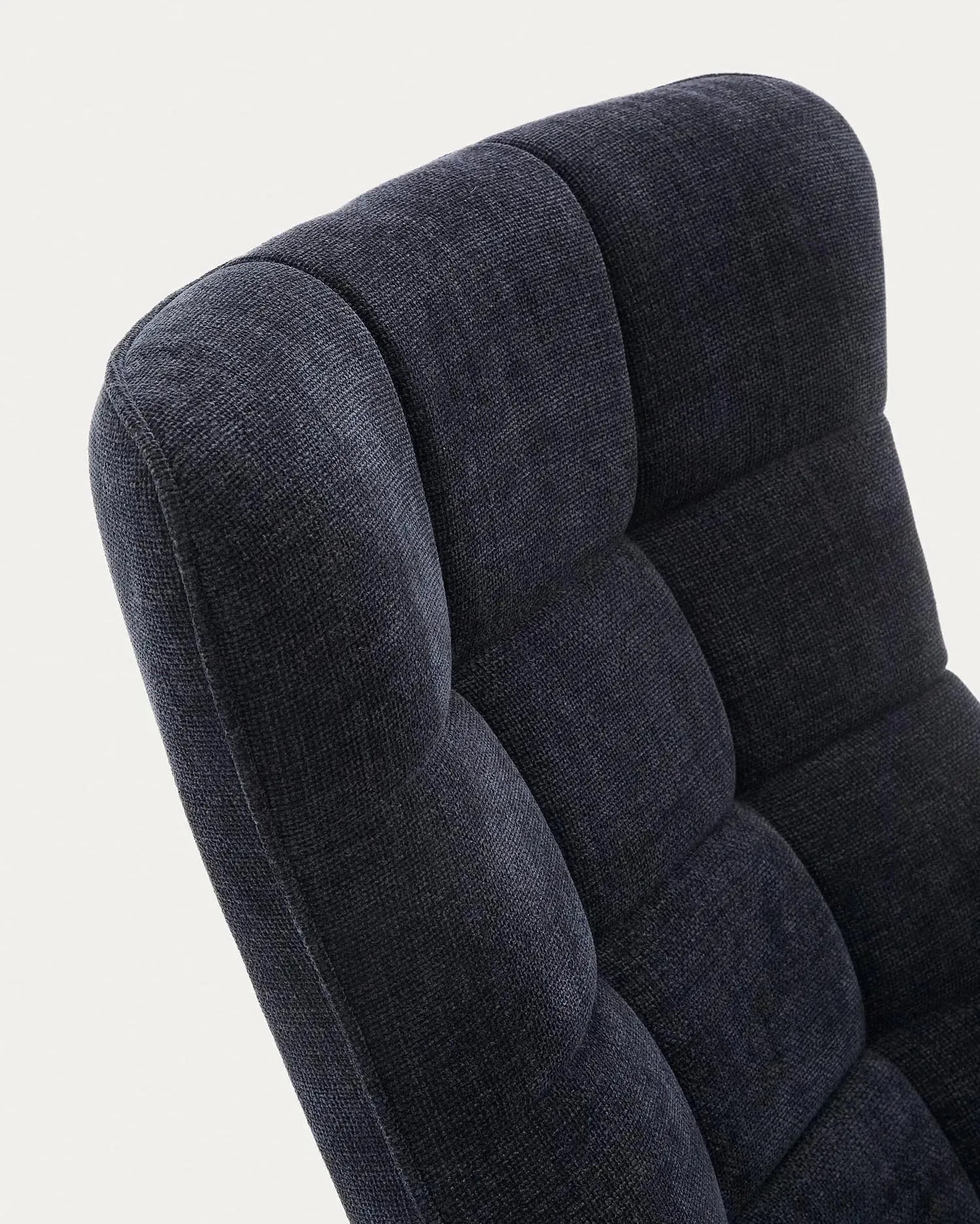 Eleganter Sessel Teryl mit blauem Chenillebezug, grauem Metallrahmen und FSC 100% Zertifikat, modern und umweltfreundlich.