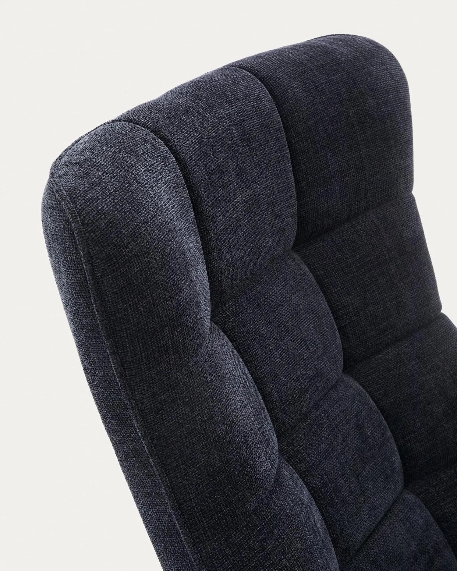 Eleganter Sessel Teryl: Blaue Chenille, graue Metallbeine, FSC-zertifiziert. Komfort und Stil für Ihr Zuhause.