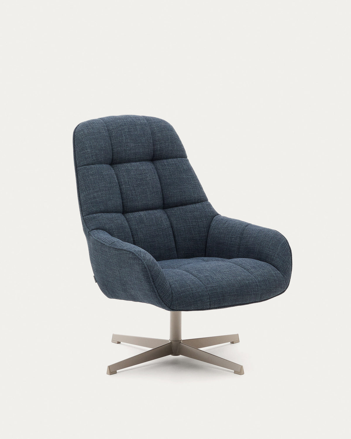 Drehsessel Jaspe blau und Metall mit grauer Oberfläche FSC 100% in Dunkelblau präsentiert im Onlineshop von KAQTU Design AG. Drehsessel ist von Kave Home