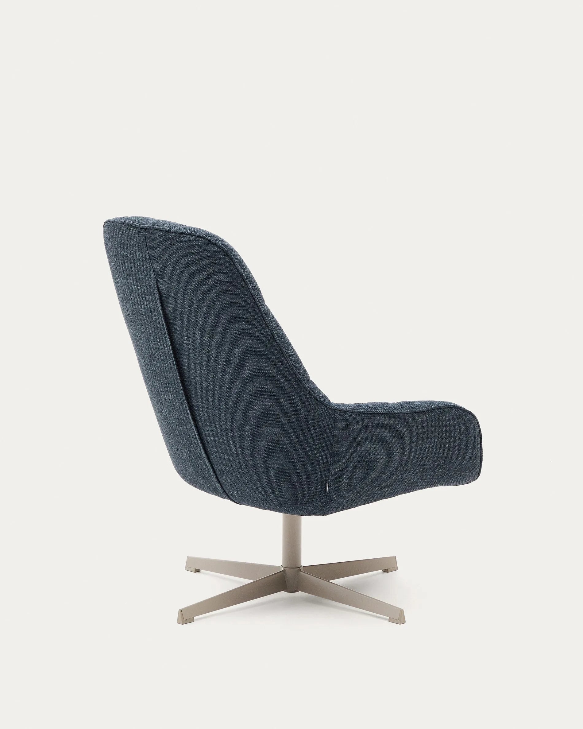 Eleganter Drehsessel Jaspe in Blau mit grauer Metallbasis, bietet Komfort und Stil für jeden Raum. Nachhaltig und modern.