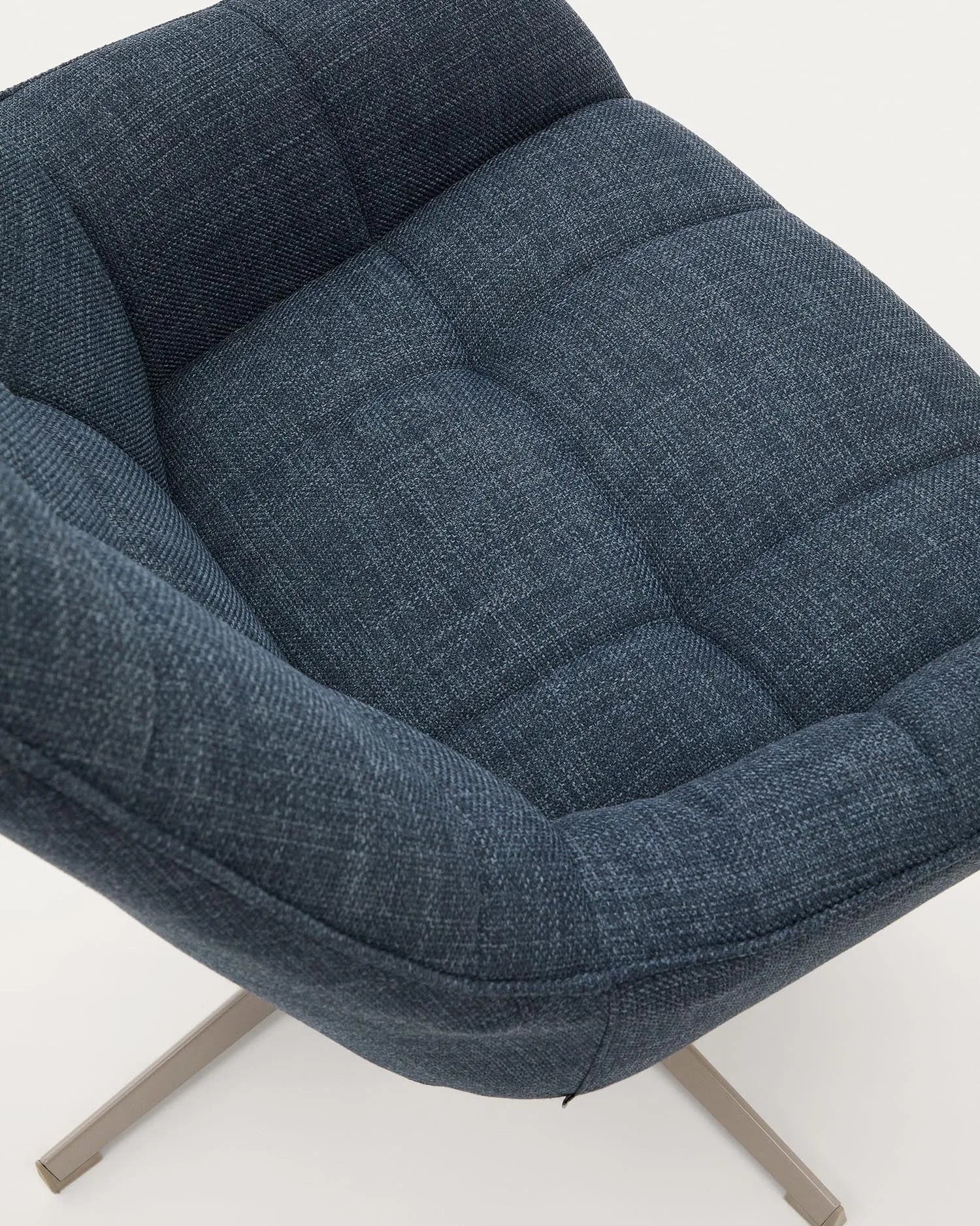 Eleganter Drehsessel Jaspe in Blau mit grauer Metallbasis, bietet Komfort und Stil für jeden Raum. Nachhaltig und modern.