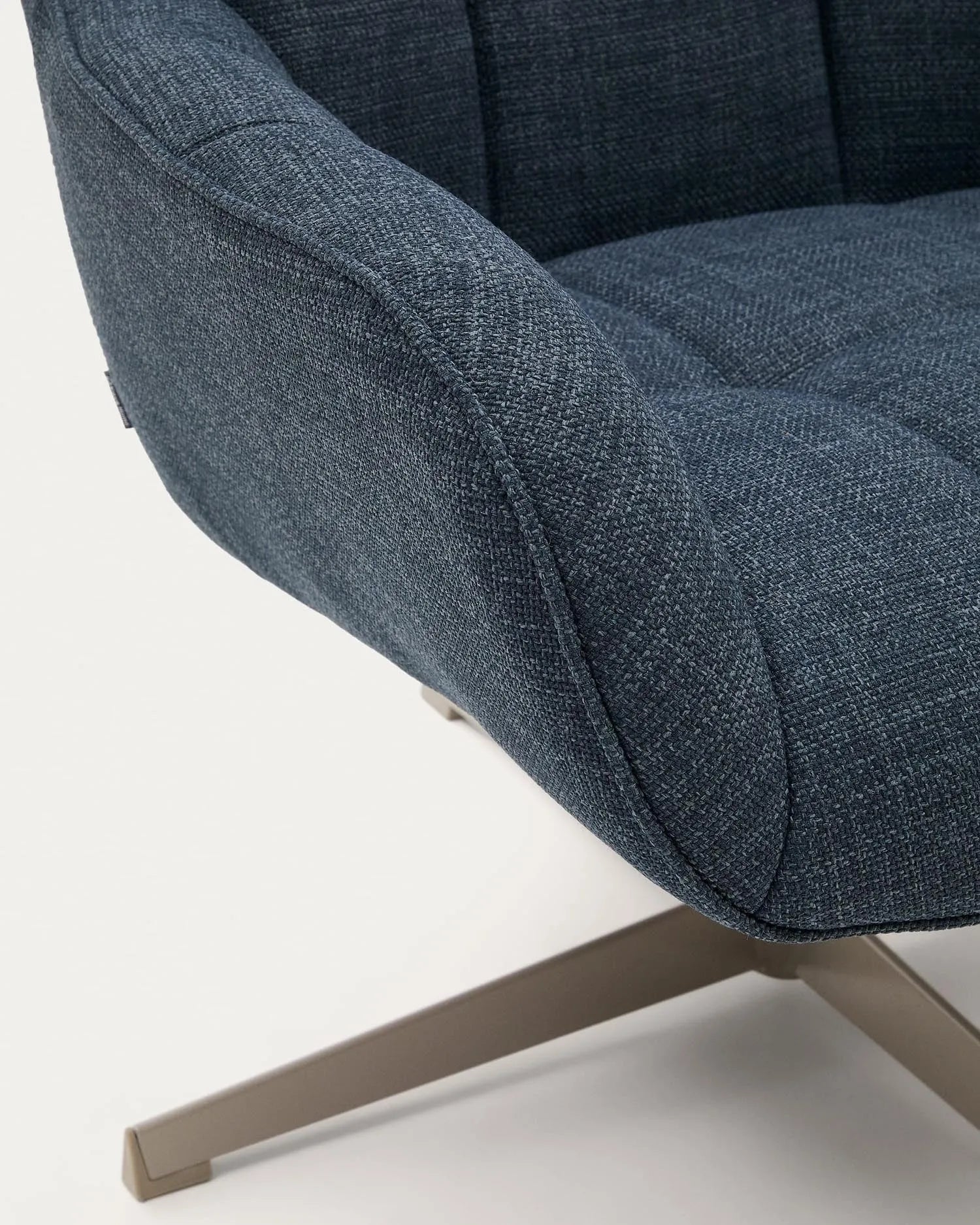 Eleganter Drehsessel Jaspe in Blau mit grauer Metallbasis, bietet Komfort und Stil für jeden Raum. Nachhaltig und modern.