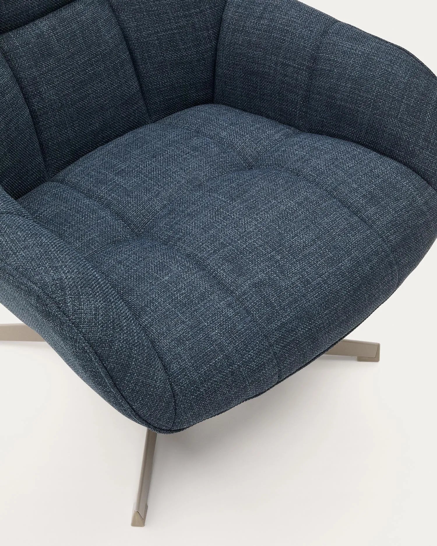 Eleganter Drehsessel Jaspe in Blau mit grauer Metallbasis, bietet Komfort und Stil für jeden Raum. Nachhaltig und modern.
