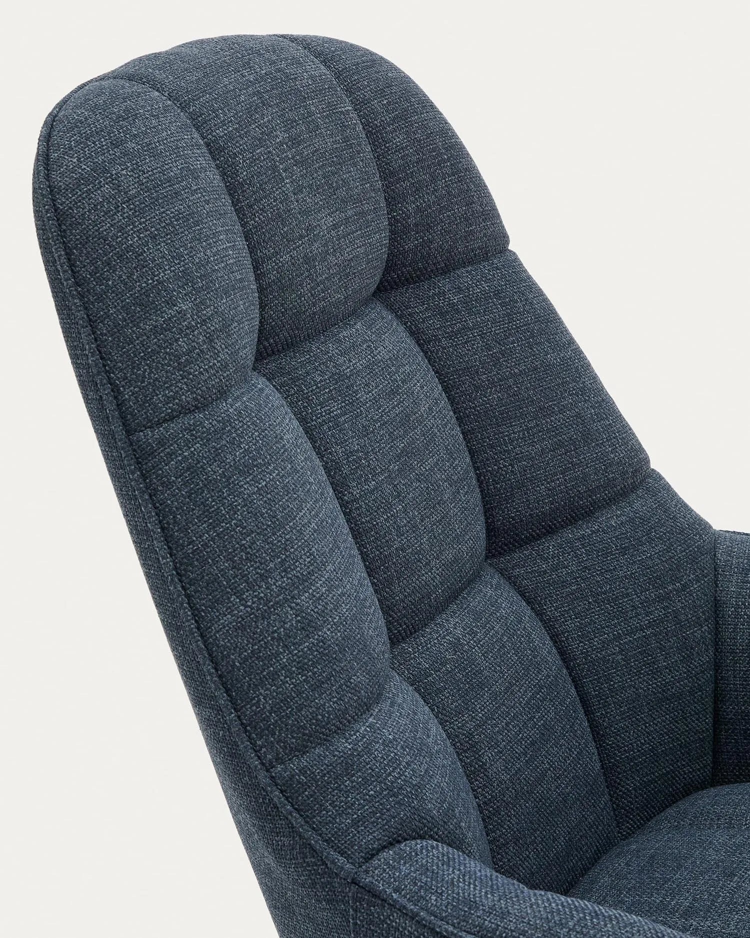 Eleganter Drehsessel Jaspe in Blau mit grauer Metallbasis, bietet Komfort und Stil für jeden Raum. Nachhaltig und modern.