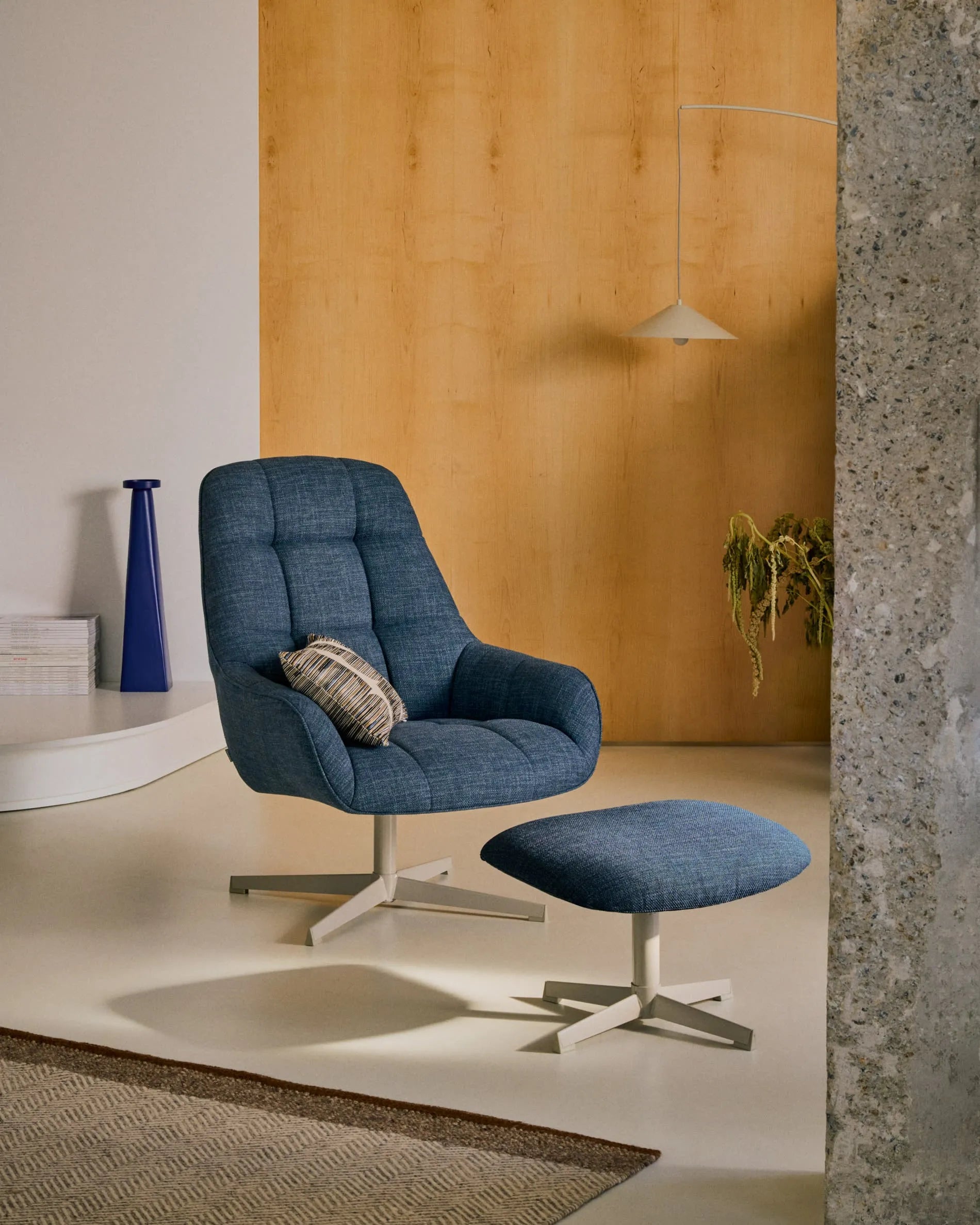Eleganter Drehsessel Jaspe in Blau mit grauer Metallbasis, bietet Komfort und Stil für jeden Raum. Nachhaltig und modern.