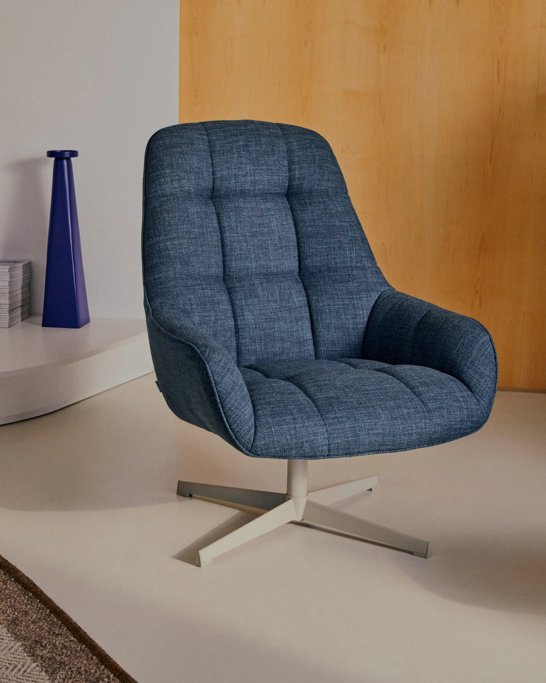 Eleganter Drehsessel Jaspe in Blau mit grauer Metallbasis, bietet Komfort und Stil für jeden Raum. Nachhaltig und modern.