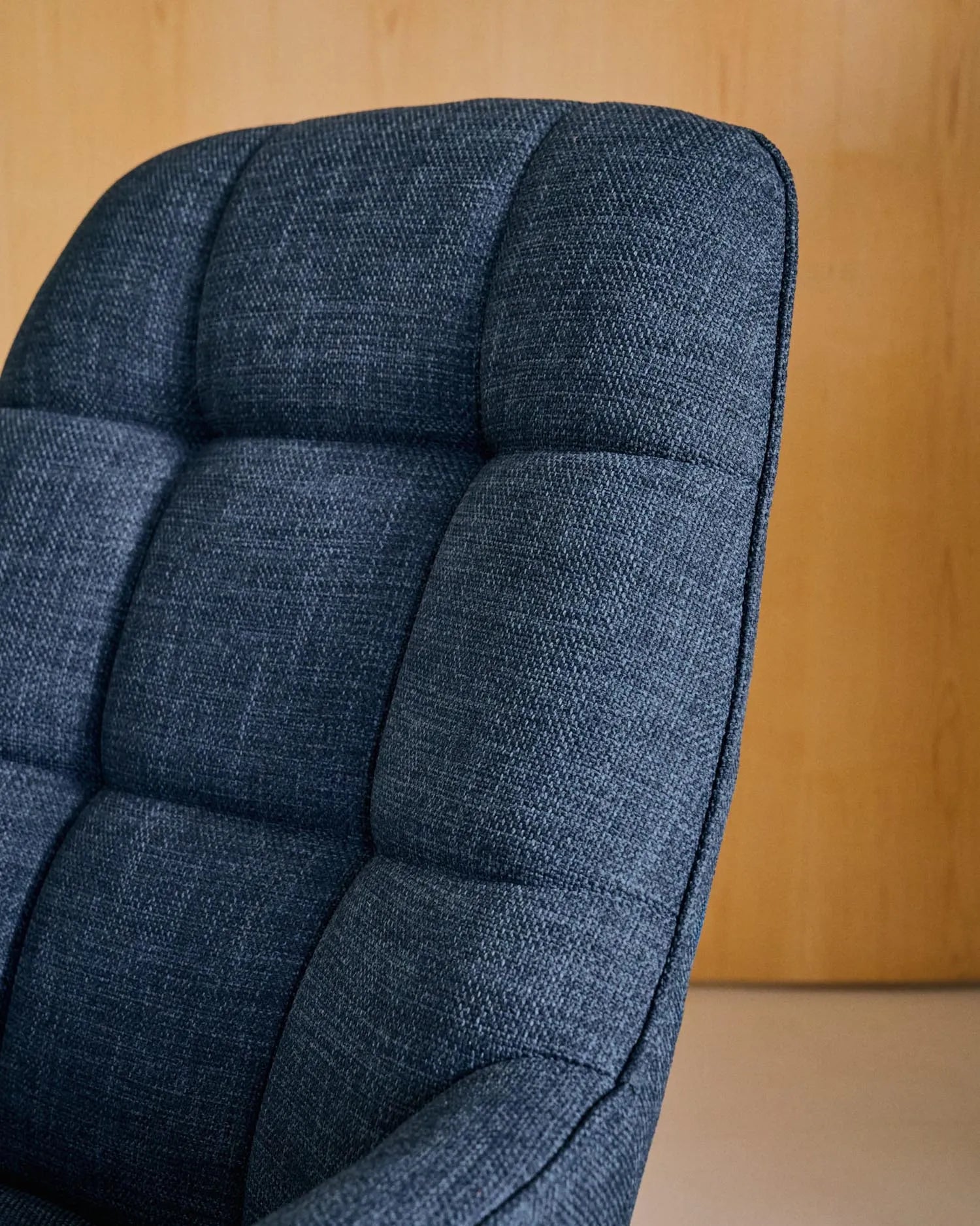 Eleganter Drehsessel Jaspe in Blau mit grauer Metallbasis, bietet Komfort und Stil für jeden Raum. Nachhaltig und modern.