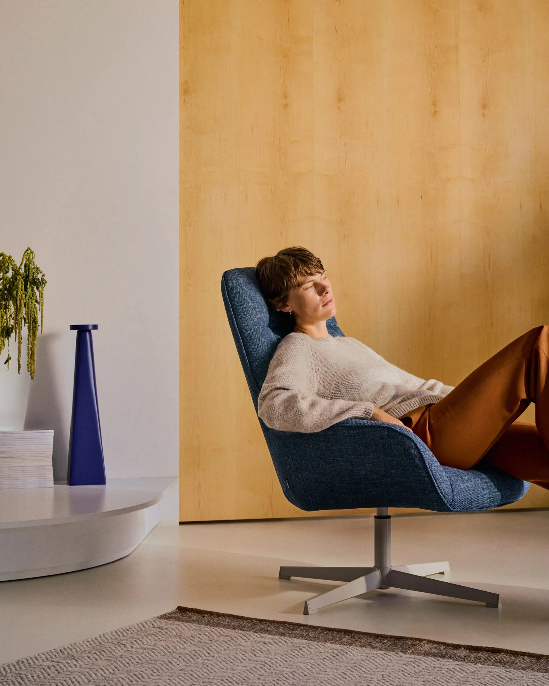 Eleganter Drehsessel Jaspe in Blau mit grauer Metallbasis, bietet Komfort und Stil für jeden Raum. Nachhaltig und modern.
