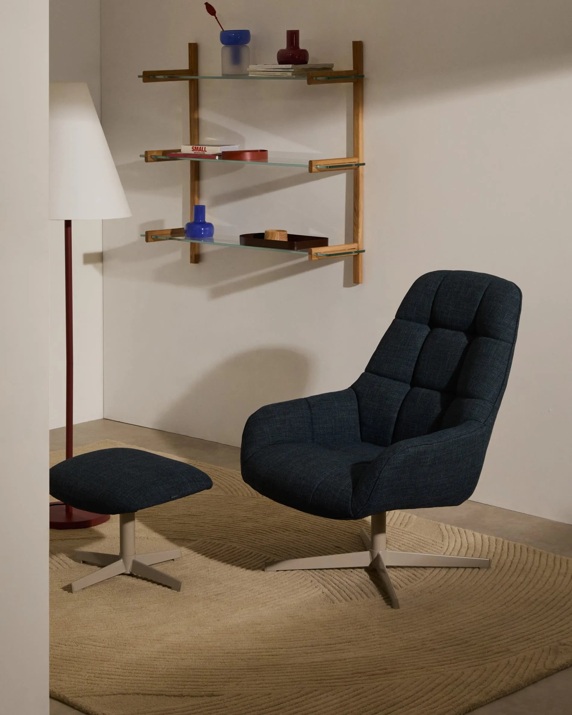 Eleganter Drehsessel Jaspe in Blau mit grauer Metallbasis, bietet Komfort und Stil für jeden Raum. Nachhaltig und modern.