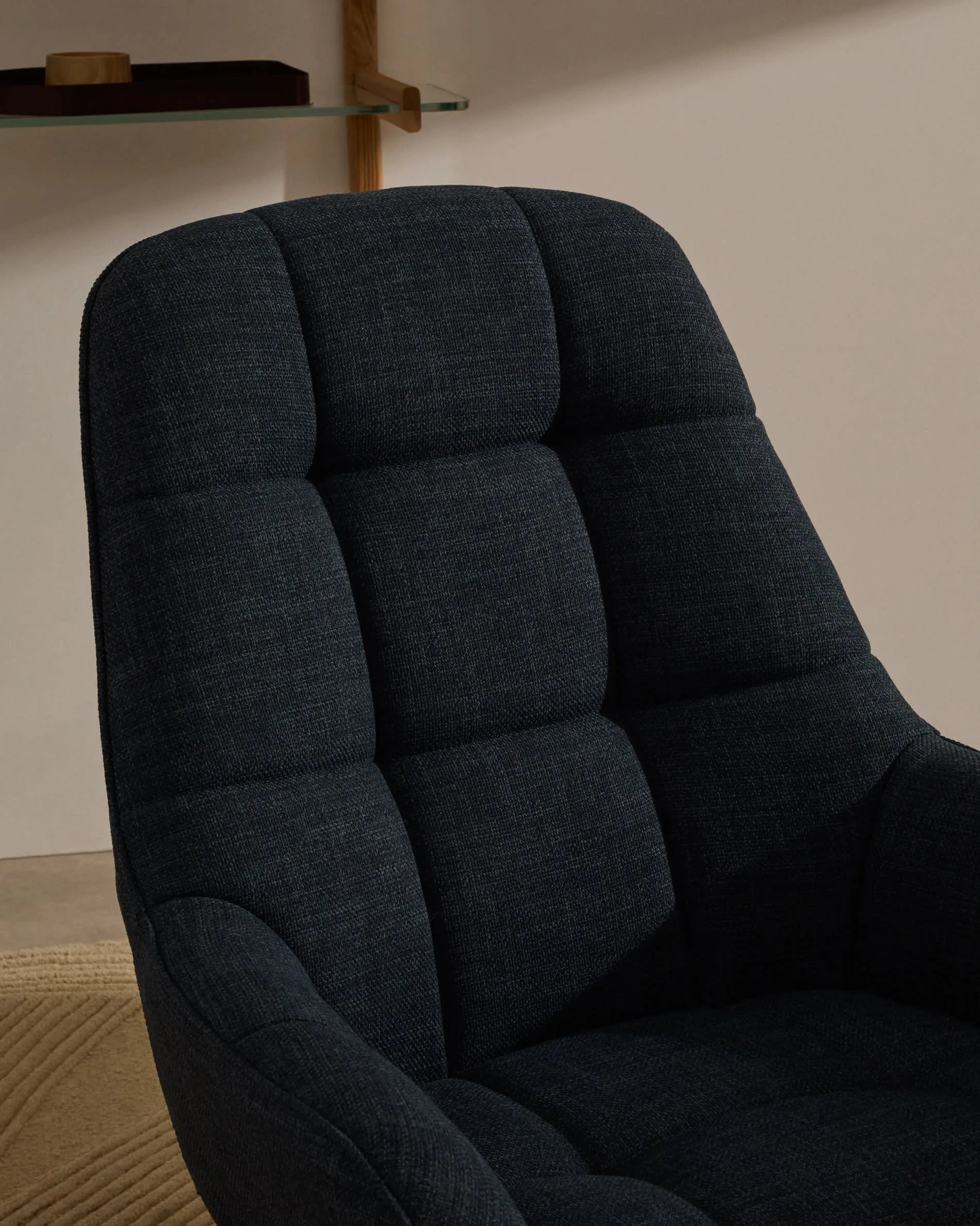 Eleganter Drehsessel Jaspe in Blau mit grauer Metallbasis, bietet Komfort und Stil für jeden Raum. Nachhaltig und modern.