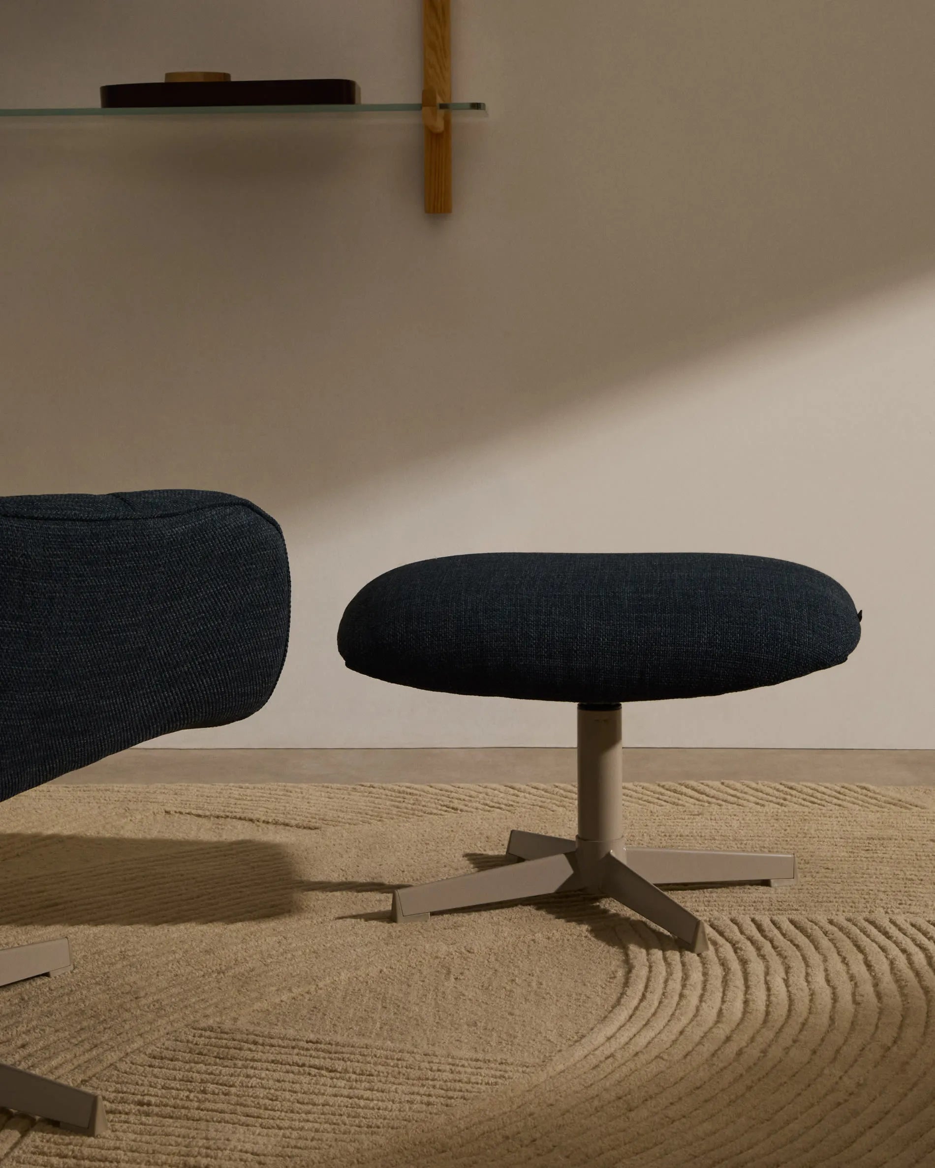Eleganter Drehsessel Jaspe in Blau mit grauer Metallbasis, bietet Komfort und Stil für jeden Raum. Nachhaltig und modern.