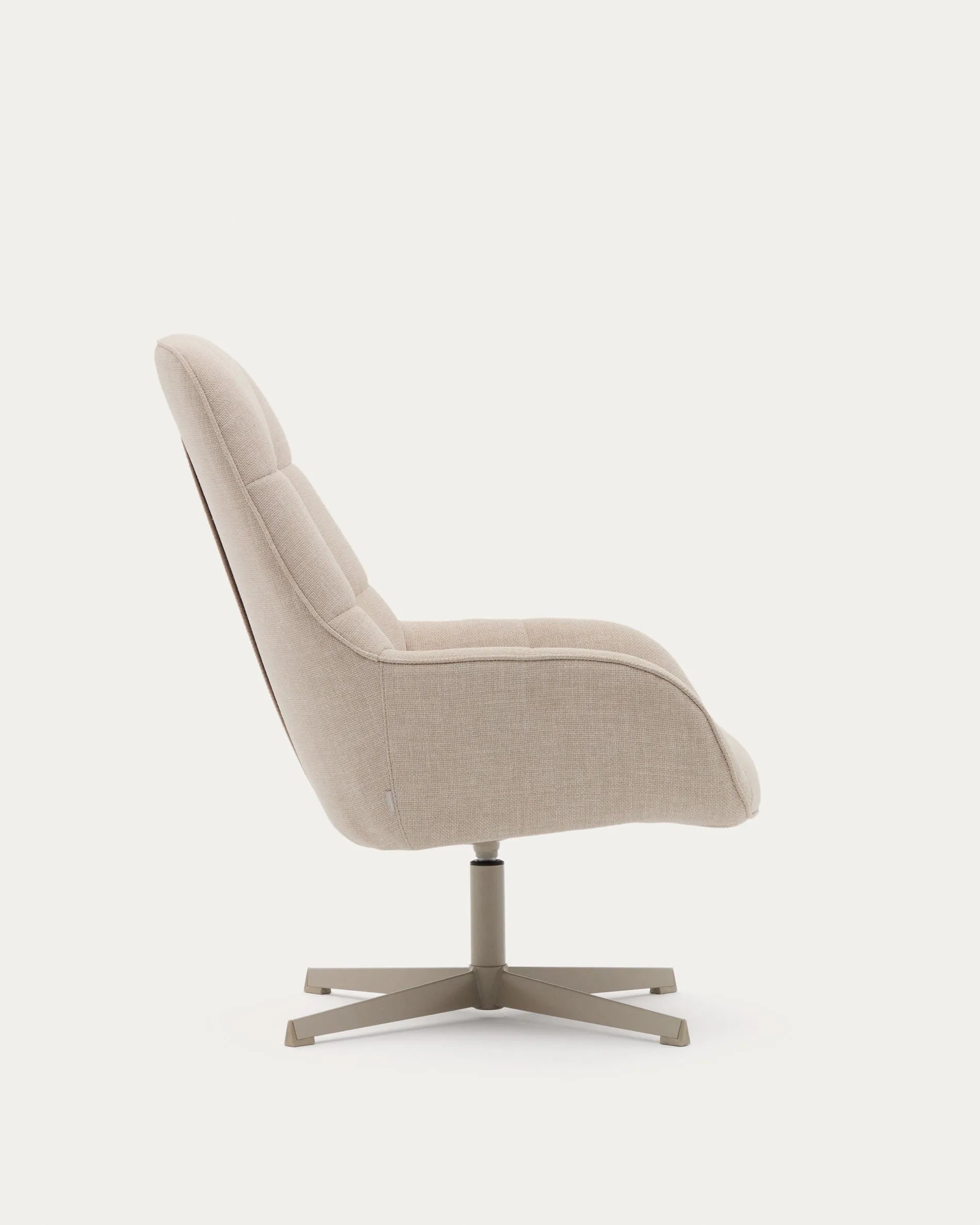 Eleganter Drehsessel in Beige mit grauer Metallbasis, 360° drehbar, ergonomisch und nachhaltig, ideal für stilvolle Entspannung.