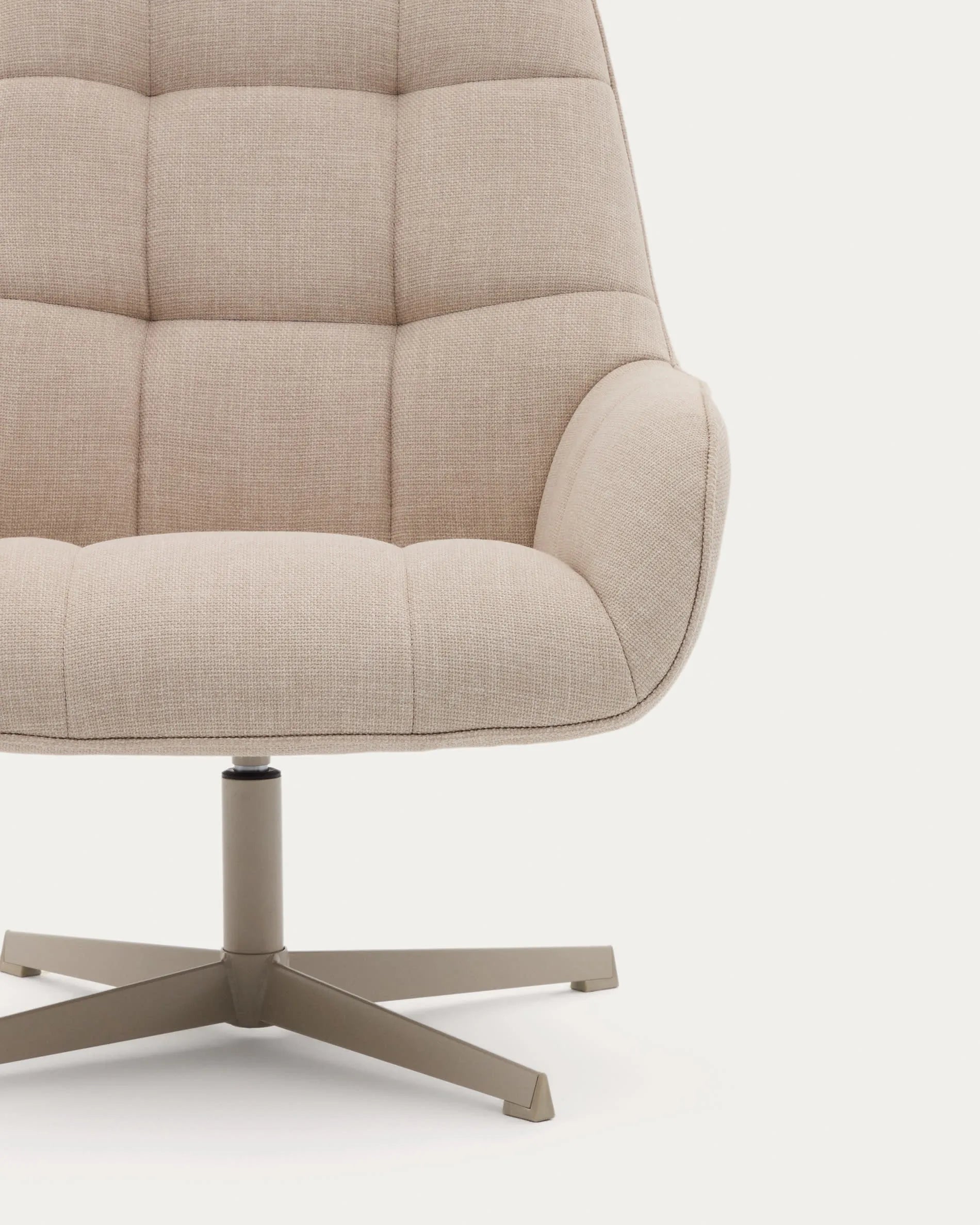 Eleganter Drehsessel in Beige mit grauer Metallbasis, 360° drehbar, ergonomisch und nachhaltig, ideal für stilvolle Entspannung.