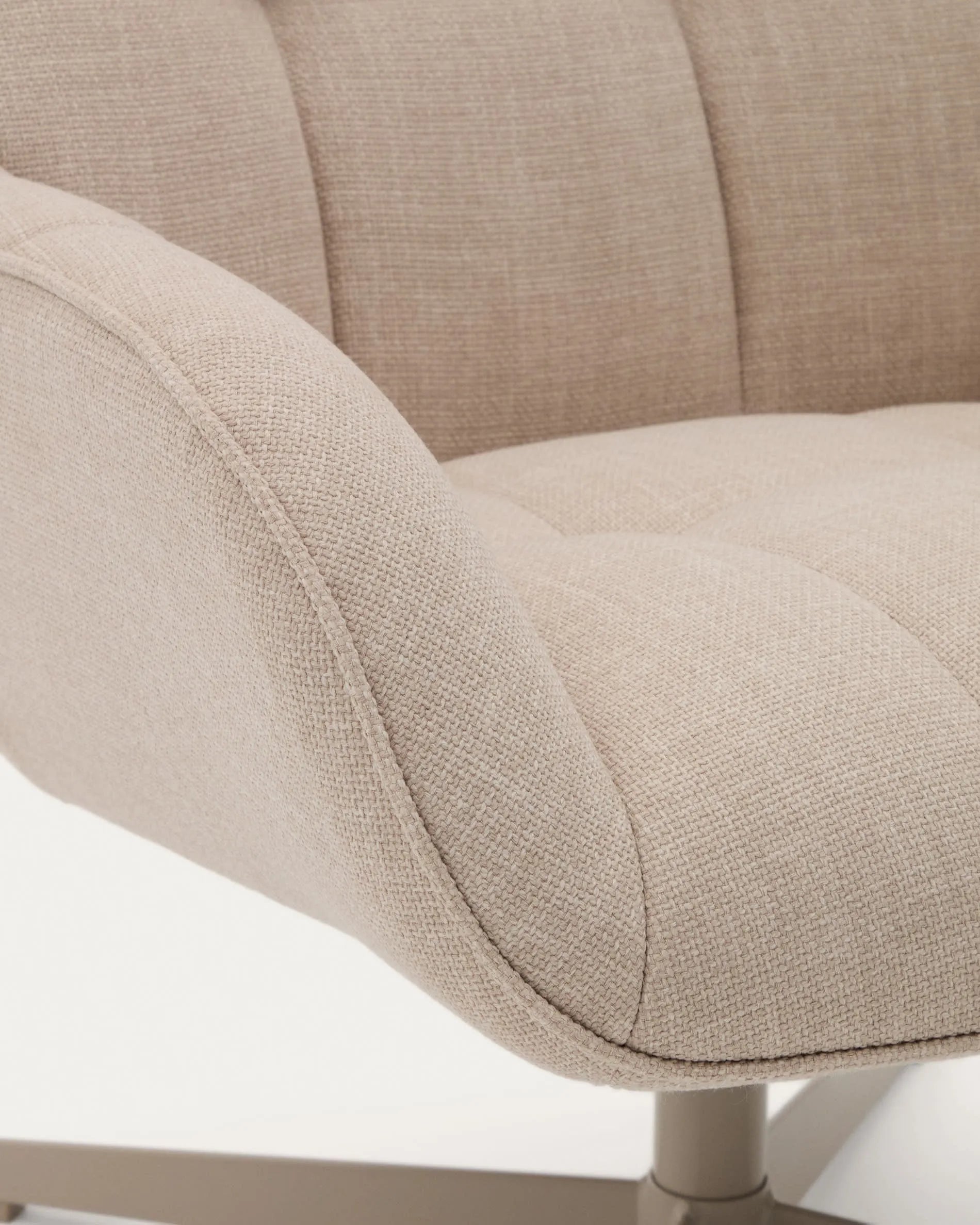 Eleganter Drehsessel in Beige mit grauer Metallbasis, 360° drehbar, ergonomisch und nachhaltig, ideal für stilvolle Entspannung.