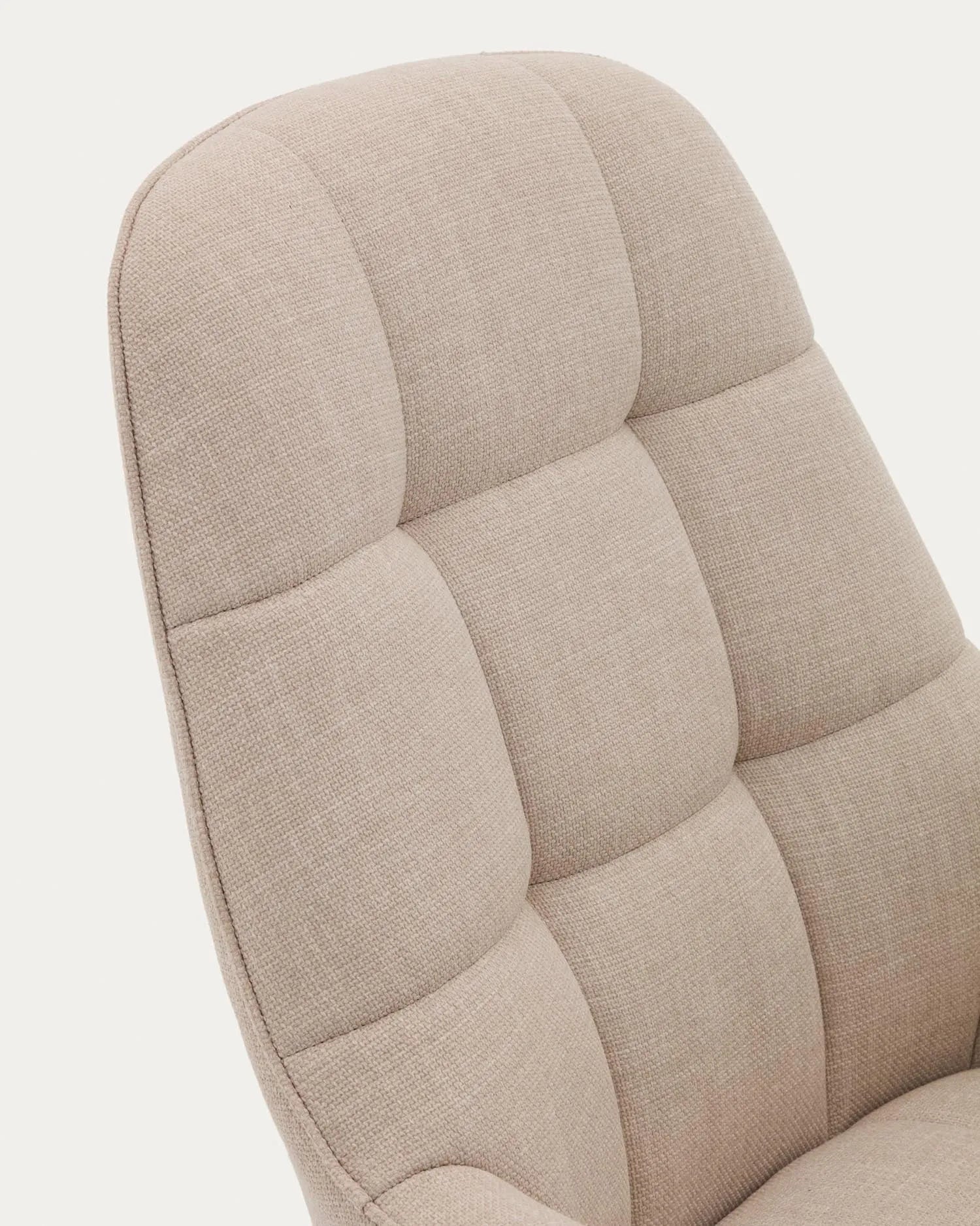 Eleganter Drehsessel in Beige mit grauer Metallbasis, 360° drehbar, ergonomisch und nachhaltig, ideal für stilvolle Entspannung.