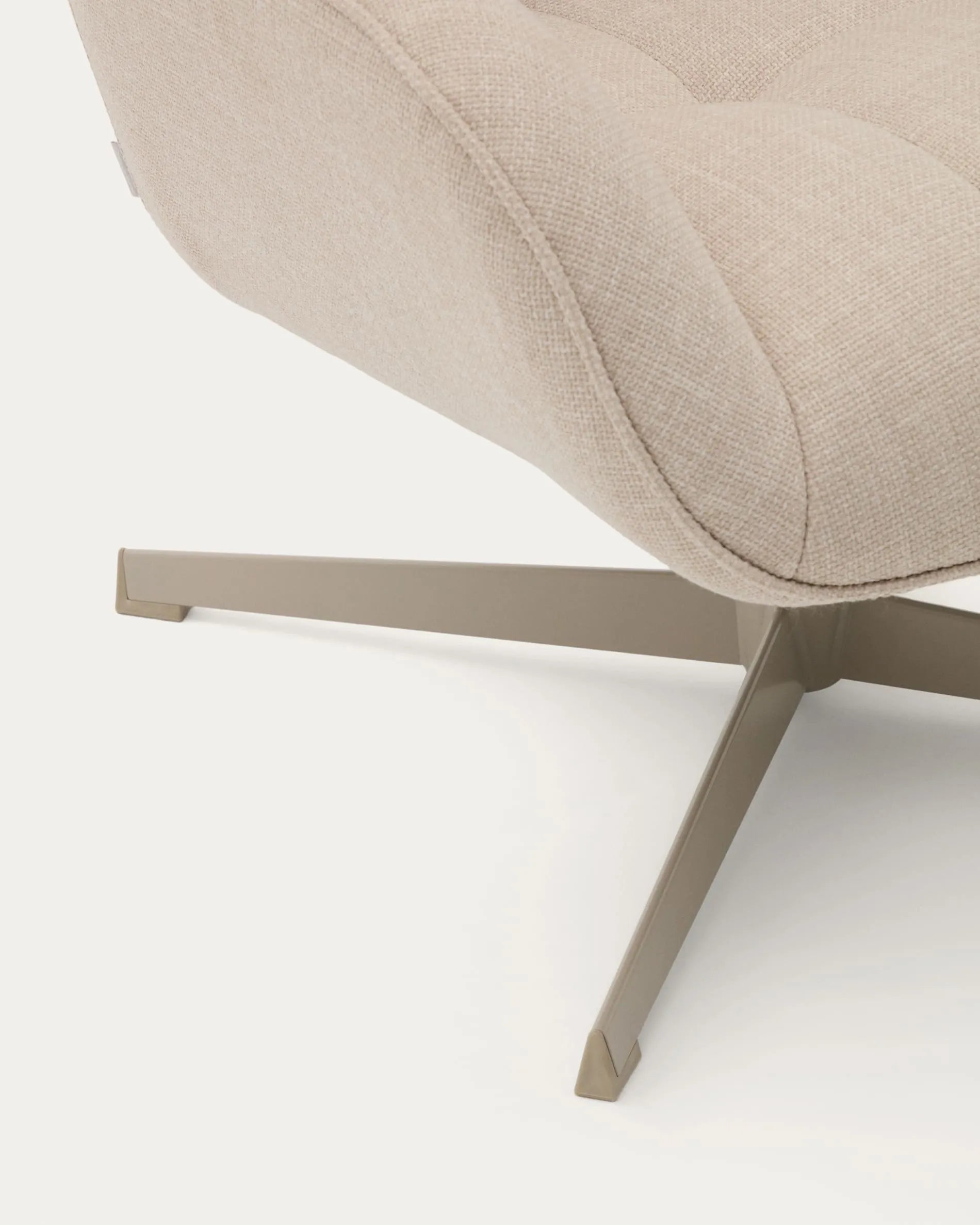 Eleganter Drehsessel in Beige mit grauer Metallbasis, 360° drehbar, ergonomisch und nachhaltig, ideal für stilvolle Entspannung.