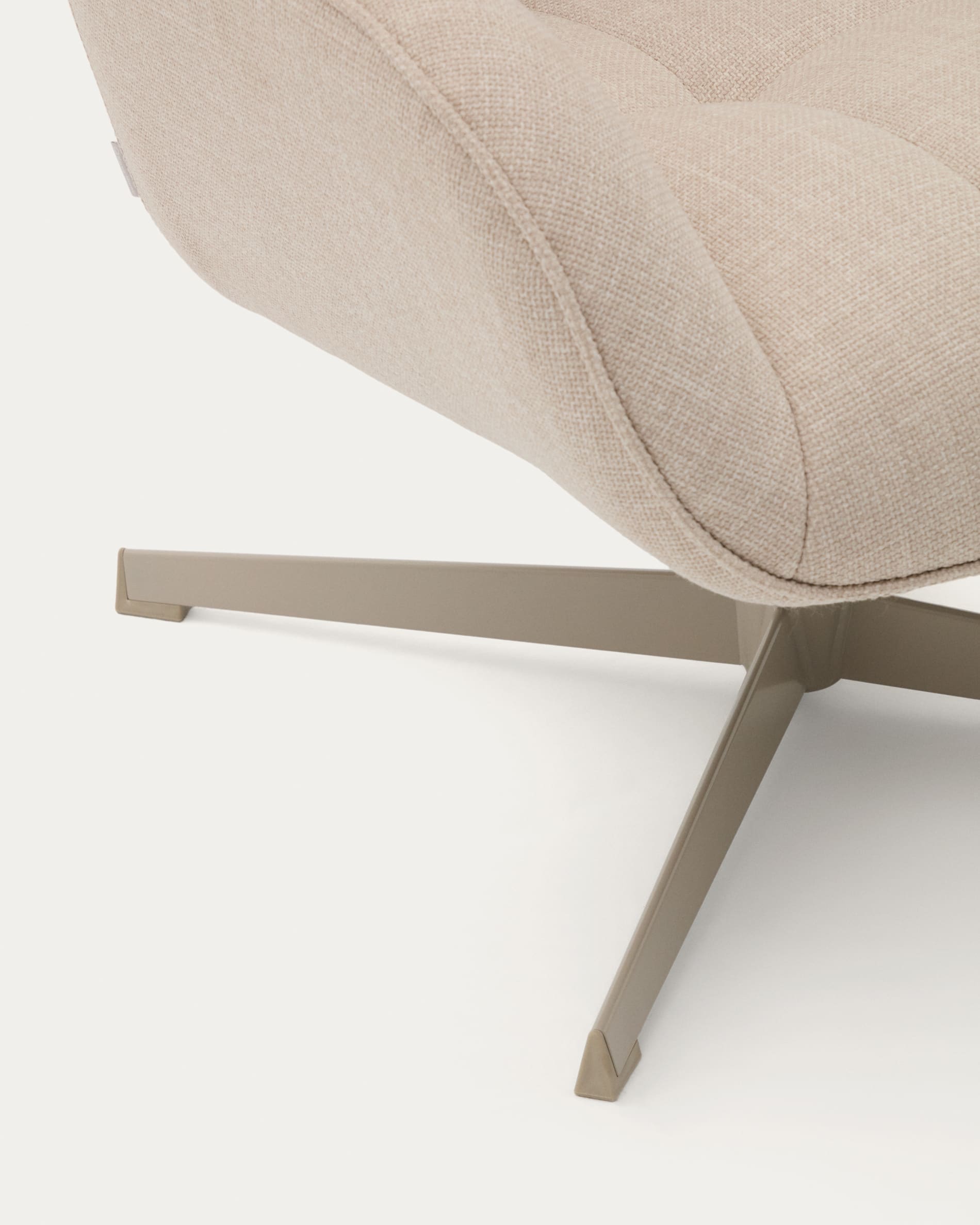 Drehsessel Jaspe in Beige mit grauer Metallbasis. Komfortabel, drehbar und umweltfreundlich – perfekter Akzent für Ihr Zuhause.