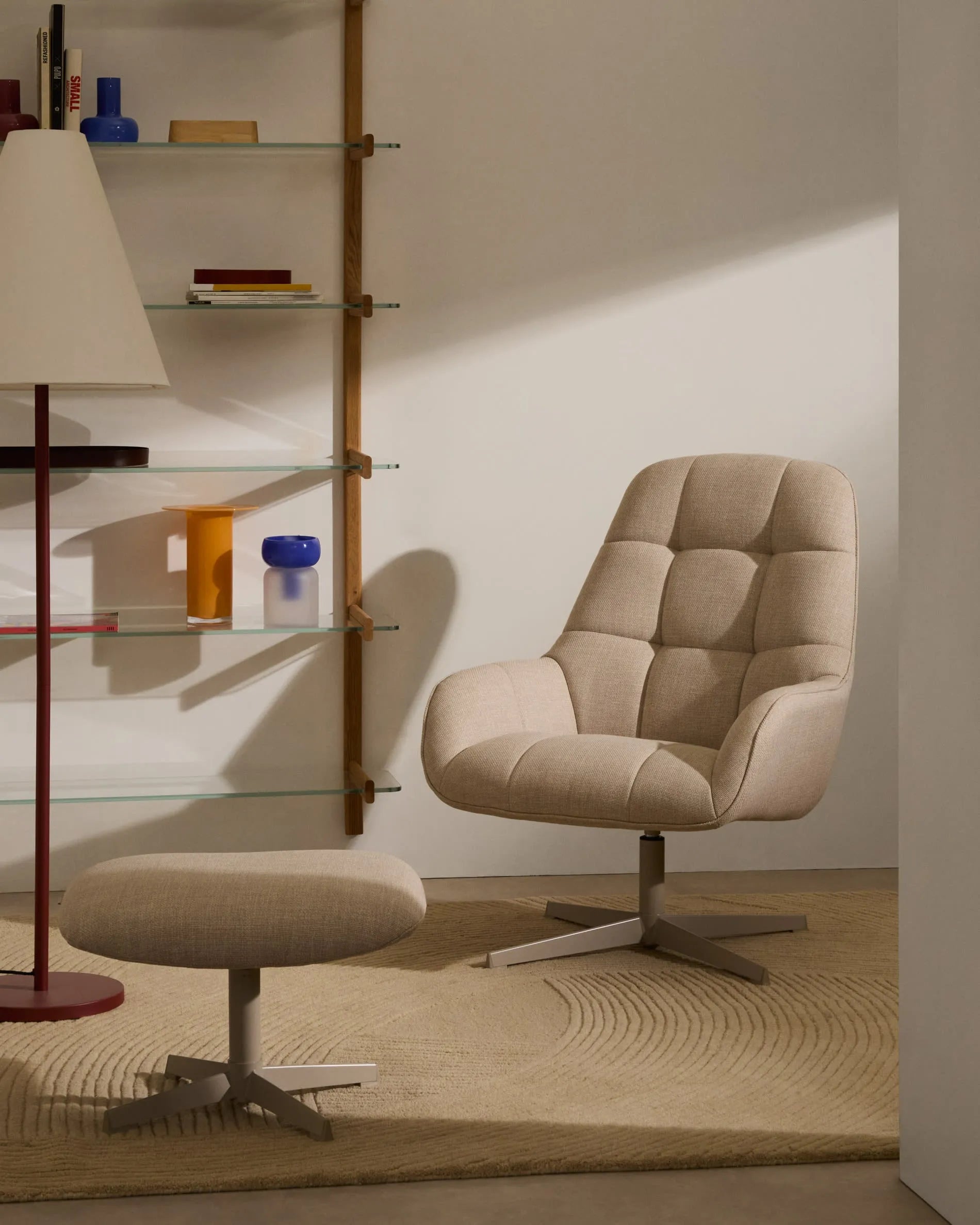 Eleganter Drehsessel in Beige mit grauer Metallbasis, 360° drehbar, ergonomisch und nachhaltig, ideal für stilvolle Entspannung.