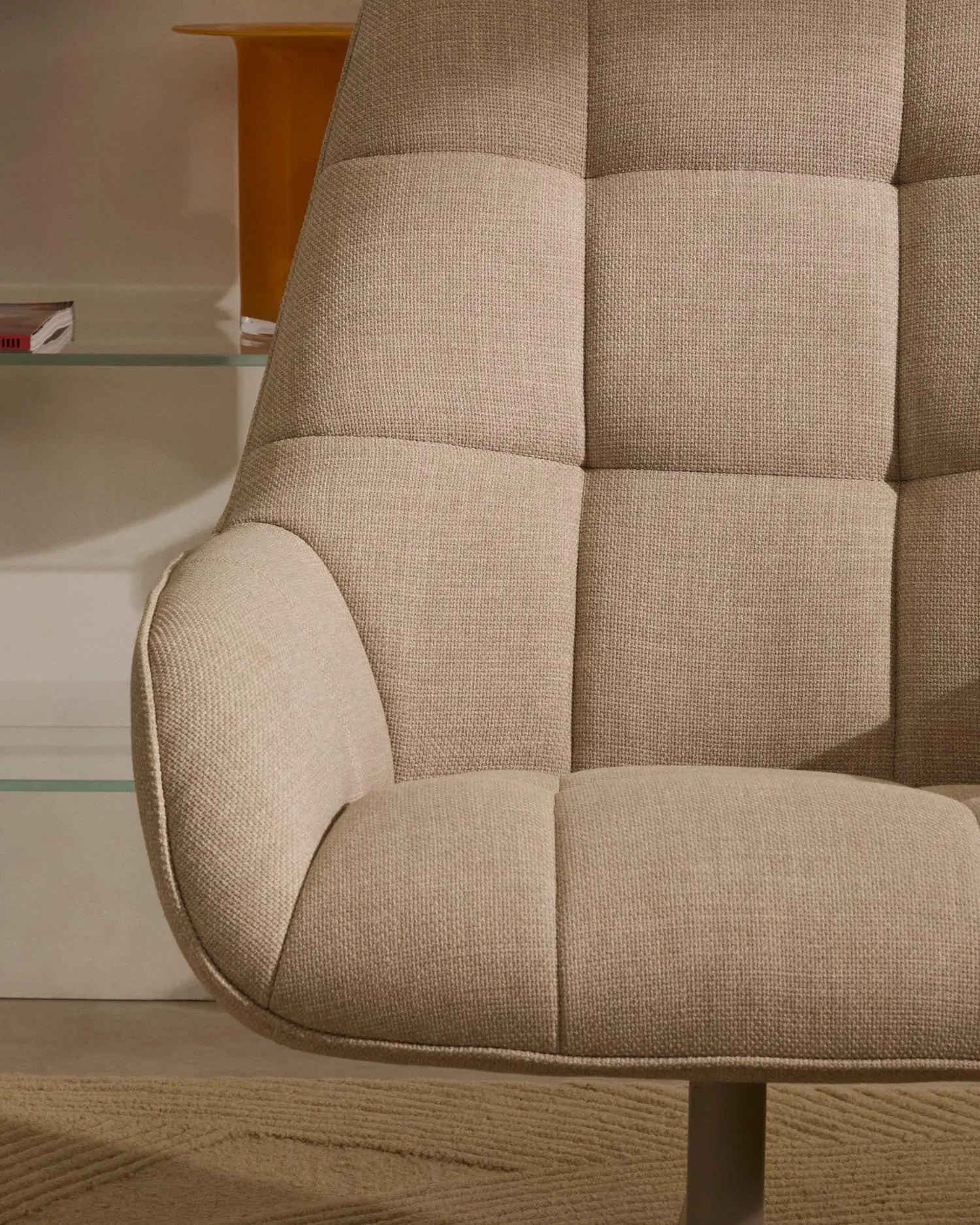 Eleganter Drehsessel in Beige mit grauer Metallbasis, 360° drehbar, ergonomisch und nachhaltig, ideal für stilvolle Entspannung.