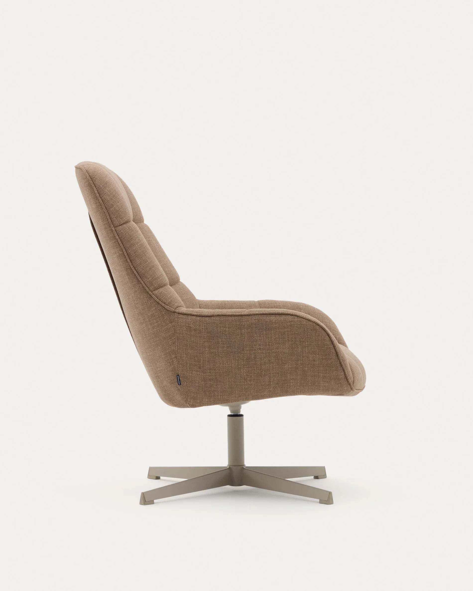 Eleganter Drehsessel in hellbraun mit grauem Metallgestell, drehbar, aus FSC-zertifiziertem Holz, ideal für stilvolle Entspannung.