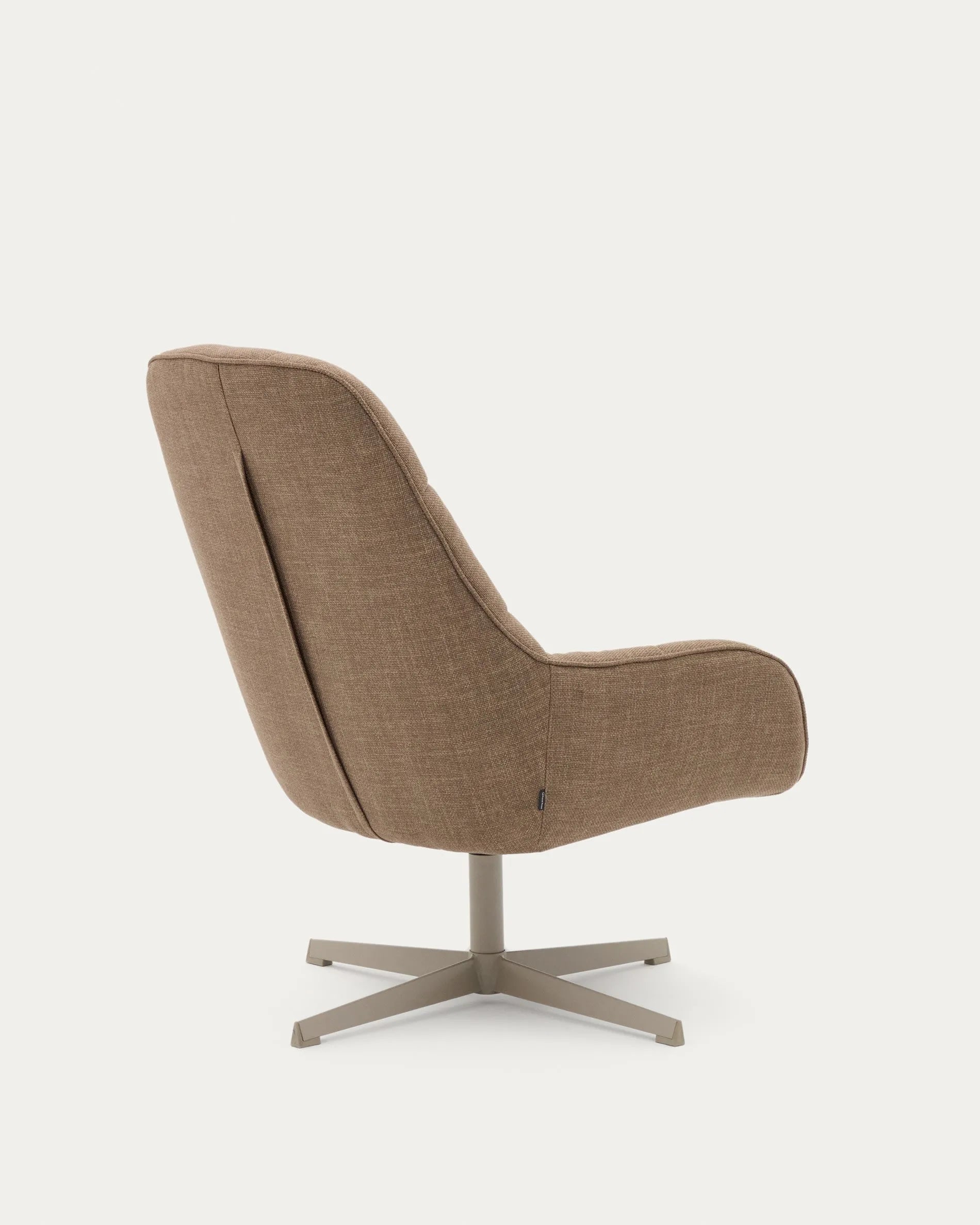 Eleganter Drehsessel in hellbraun mit grauem Metallgestell, drehbar, aus FSC-zertifiziertem Holz, ideal für stilvolle Entspannung.