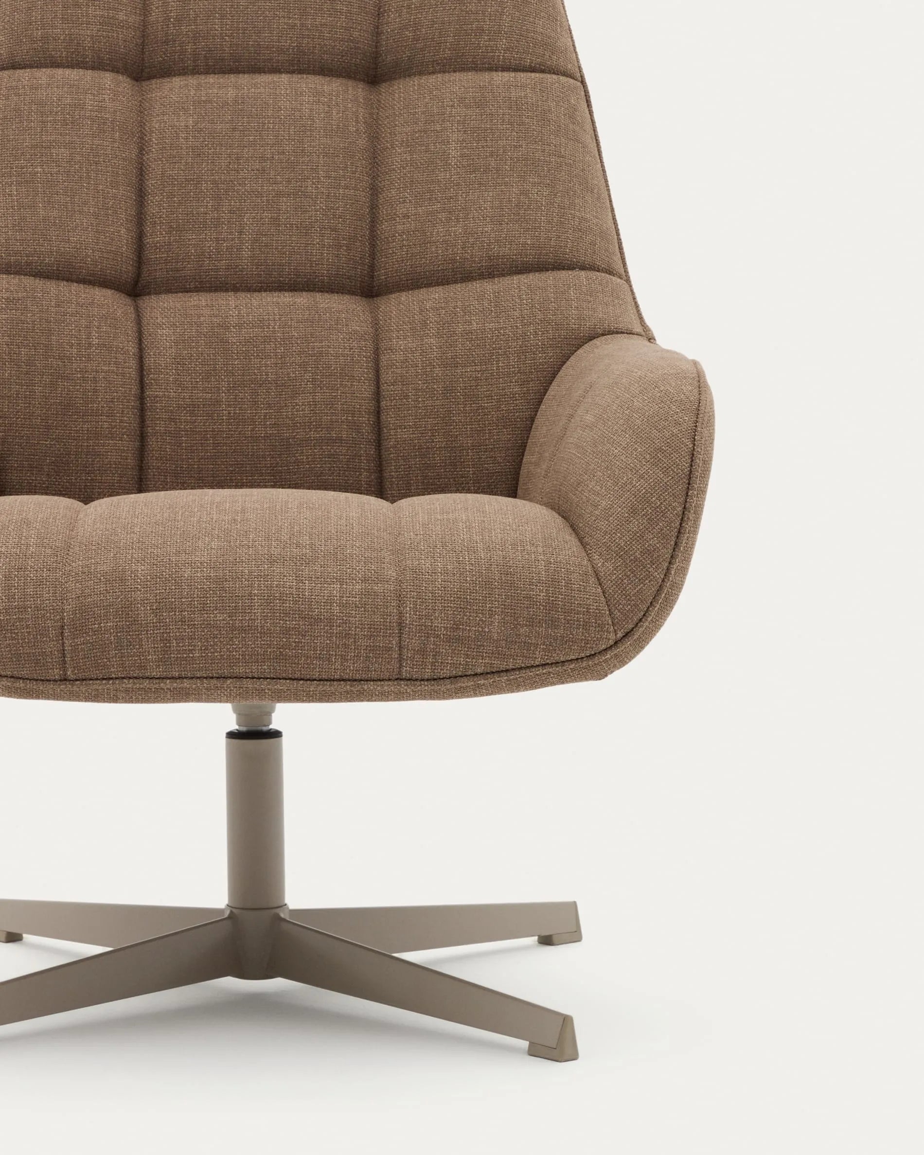 Eleganter Drehsessel in hellbraun mit grauem Metallgestell, drehbar, aus FSC-zertifiziertem Holz, ideal für stilvolle Entspannung.
