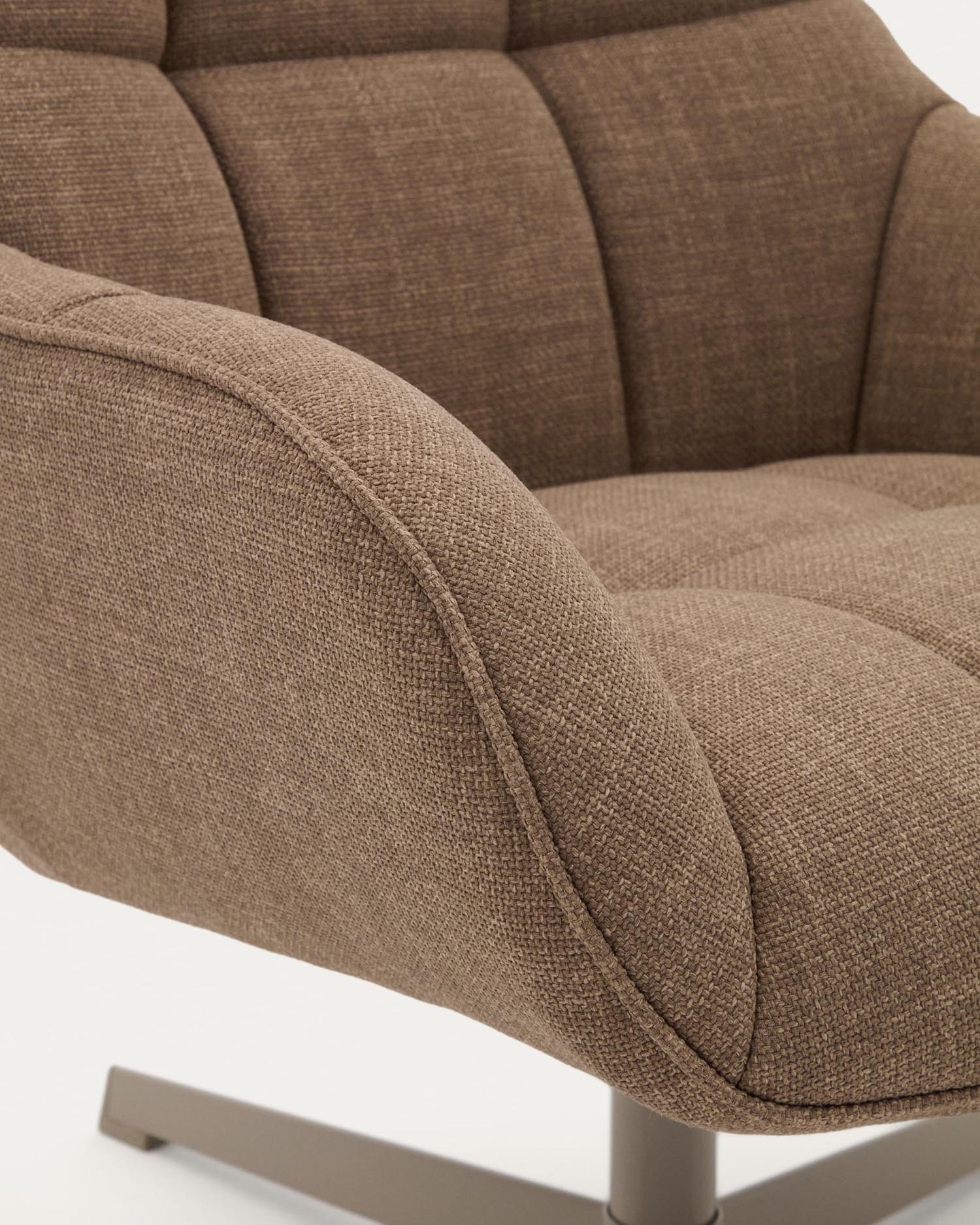 Eleganter Drehsessel in hellbraun mit grauem Metallgestell, drehbar, aus FSC-zertifiziertem Holz, ideal für stilvolle Entspannung.