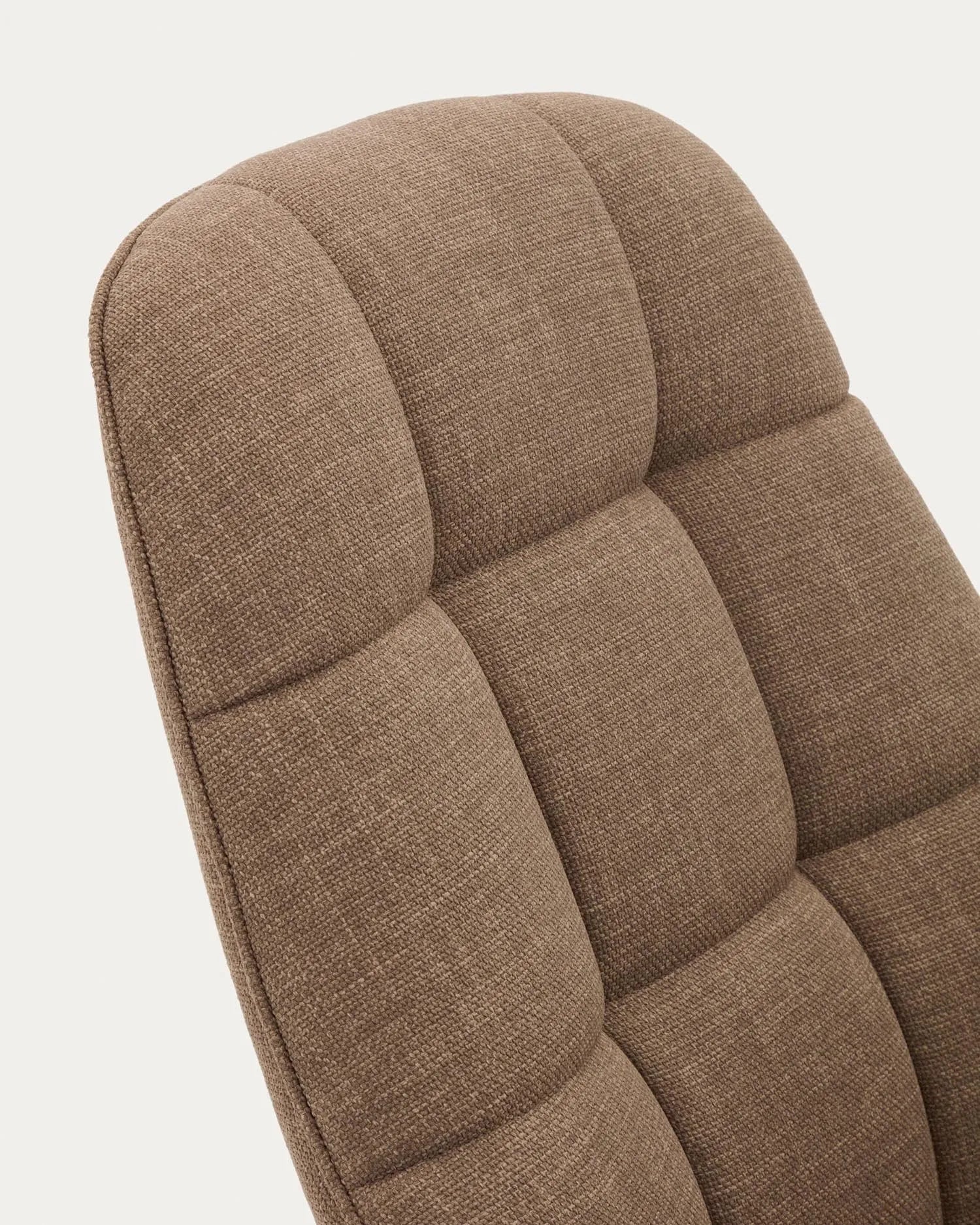 Eleganter Drehsessel in hellbraun mit grauem Metallgestell, drehbar, aus FSC-zertifiziertem Holz, ideal für stilvolle Entspannung.