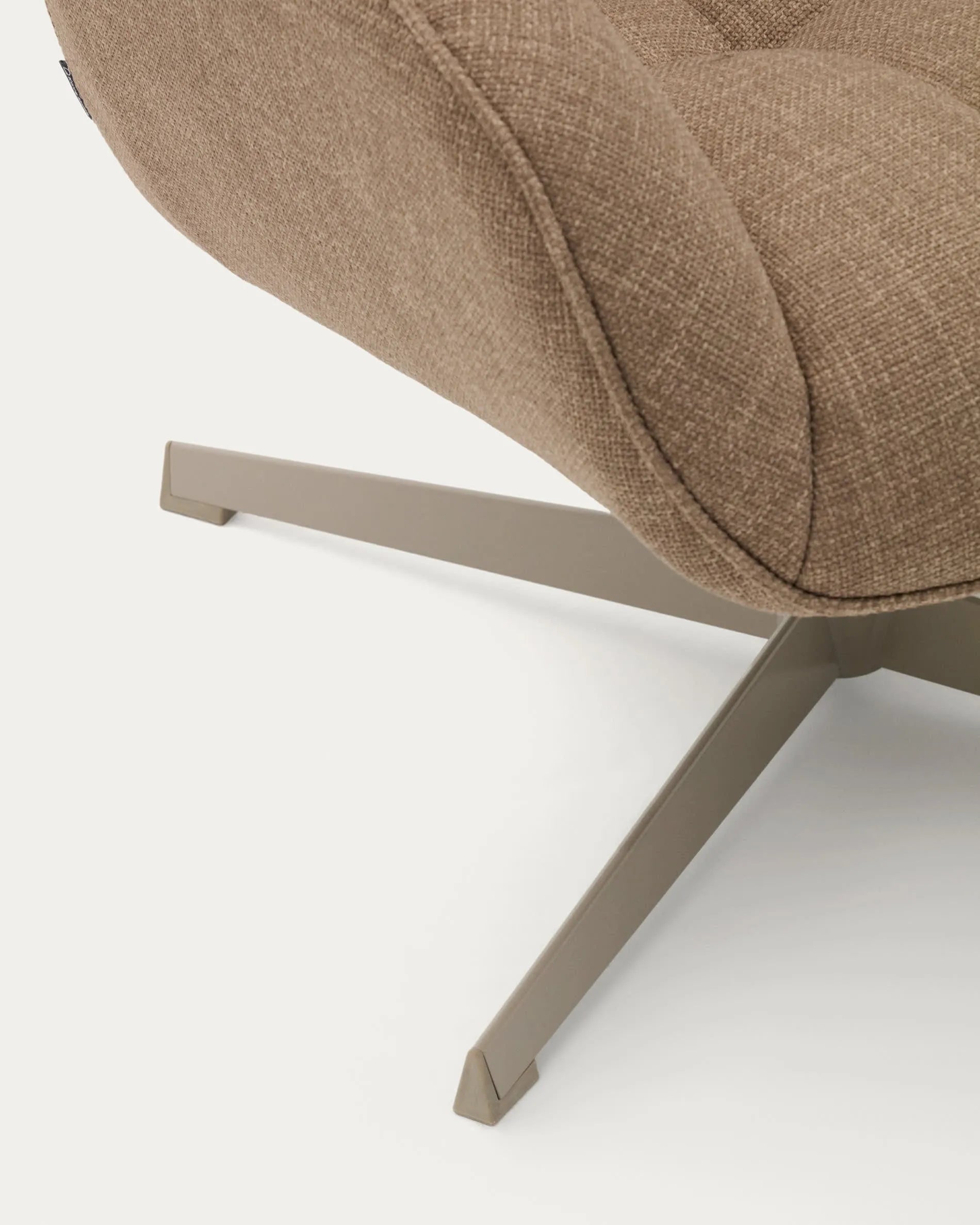 Eleganter Drehsessel in hellbraun mit grauem Metallgestell, drehbar, aus FSC-zertifiziertem Holz, ideal für stilvolle Entspannung.