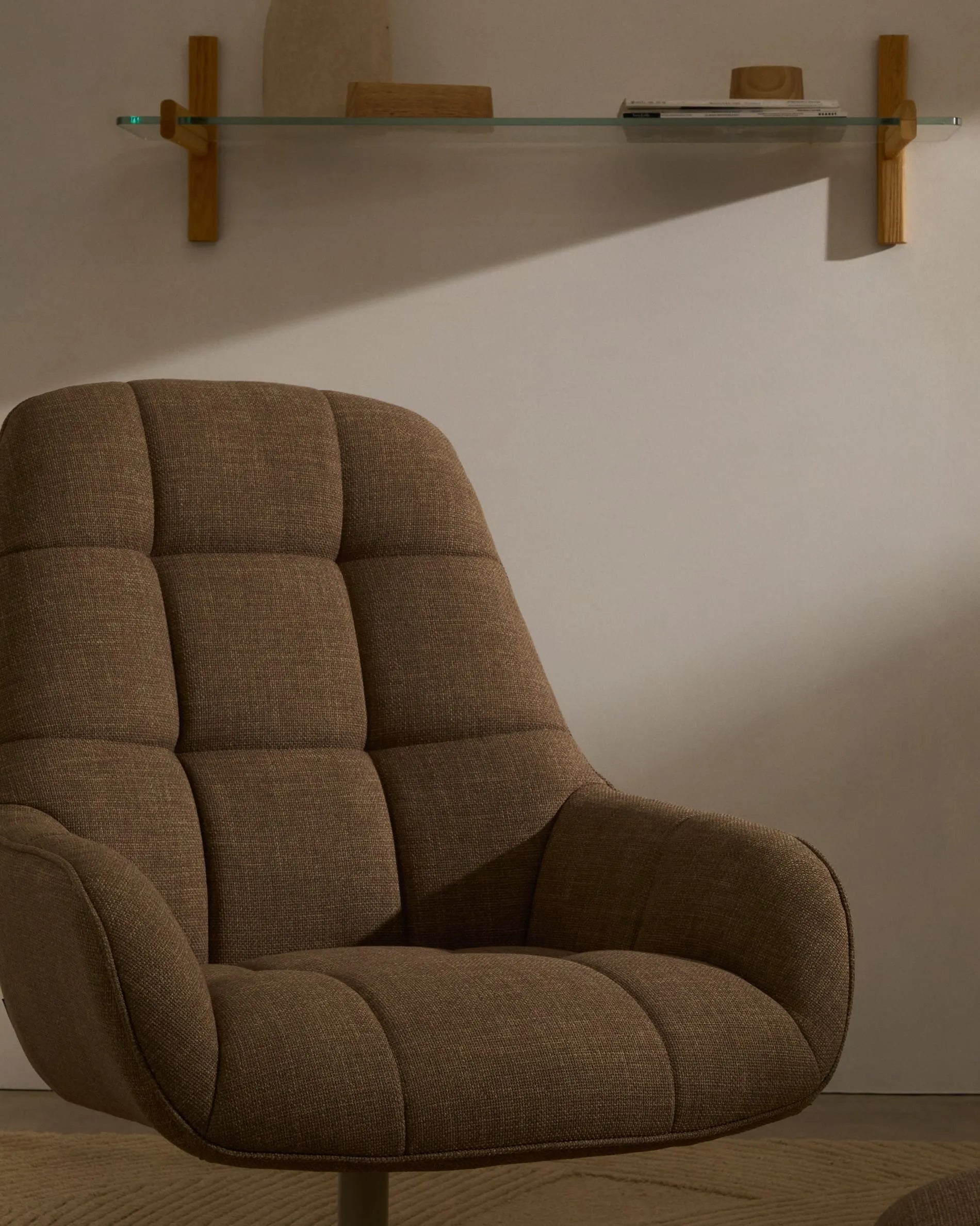 Eleganter Drehsessel in hellbraun mit grauem Metallgestell, drehbar, aus FSC-zertifiziertem Holz, ideal für stilvolle Entspannung.