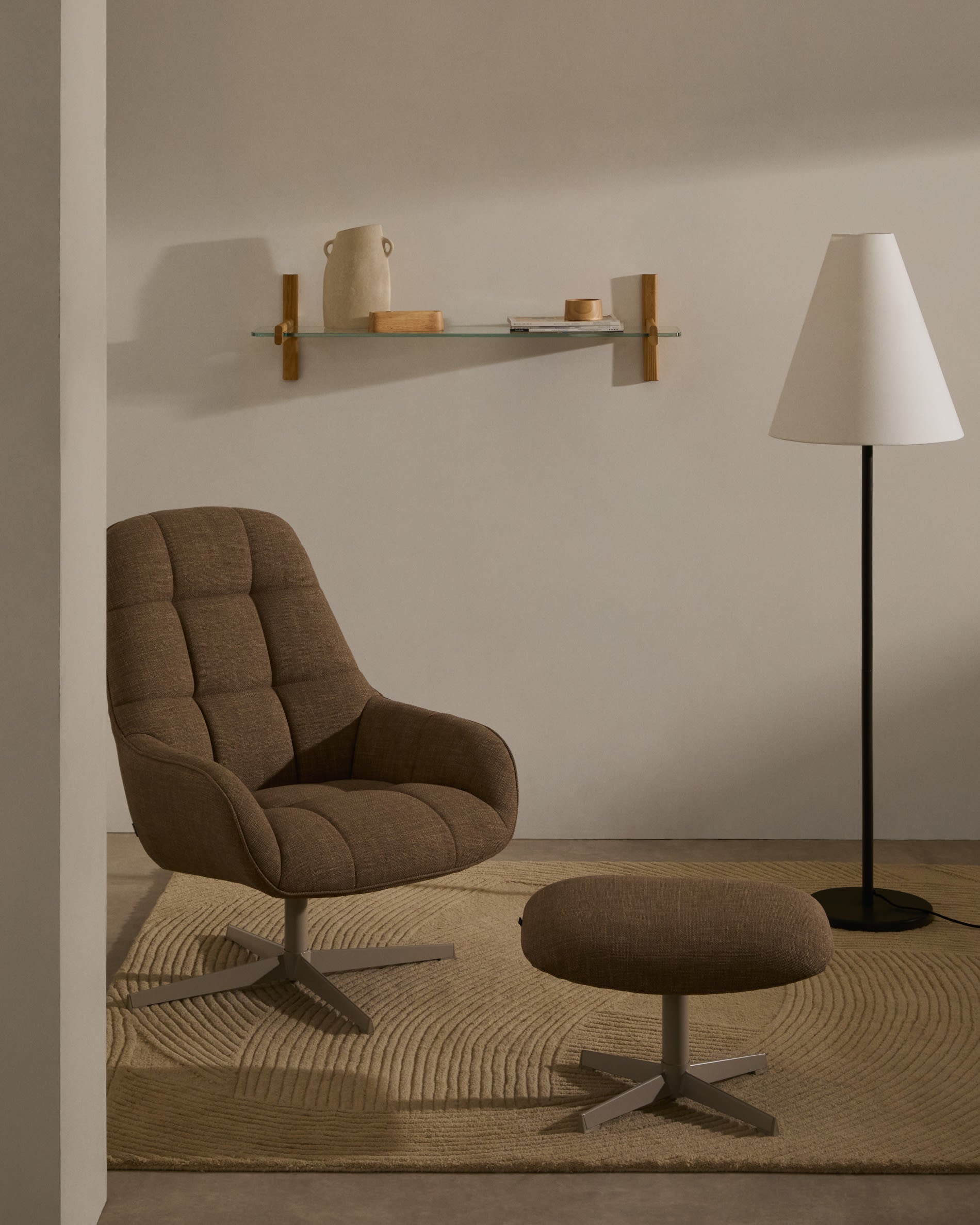 Eleganter Drehsessel Jaspe, hellbrauner Stoff, graue Metallbasis, FSC-zertifiziert, modern und umweltfreundlich für Ihr Interieur.