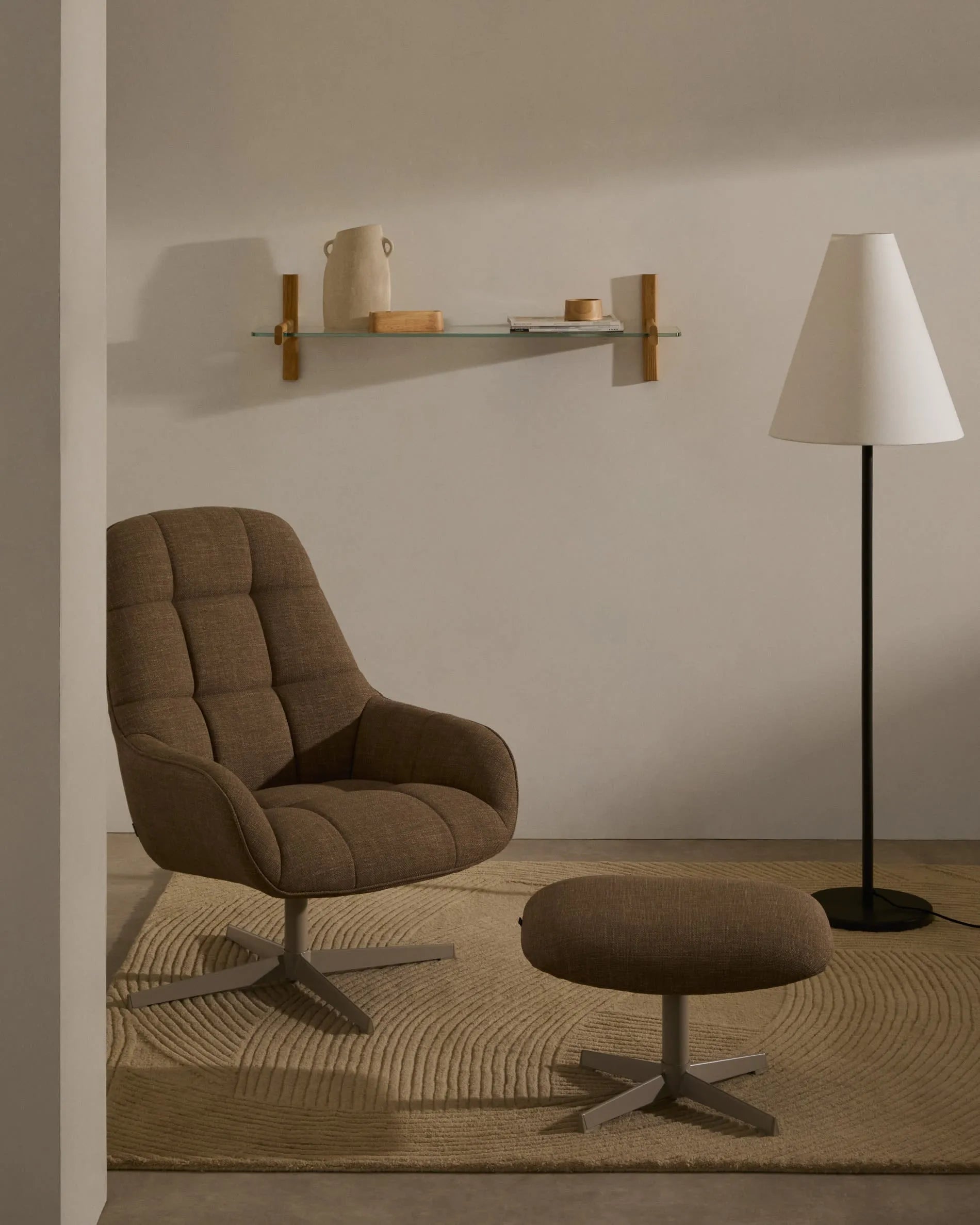 Eleganter Drehsessel in hellbraun mit grauem Metallgestell, drehbar, aus FSC-zertifiziertem Holz, ideal für stilvolle Entspannung.