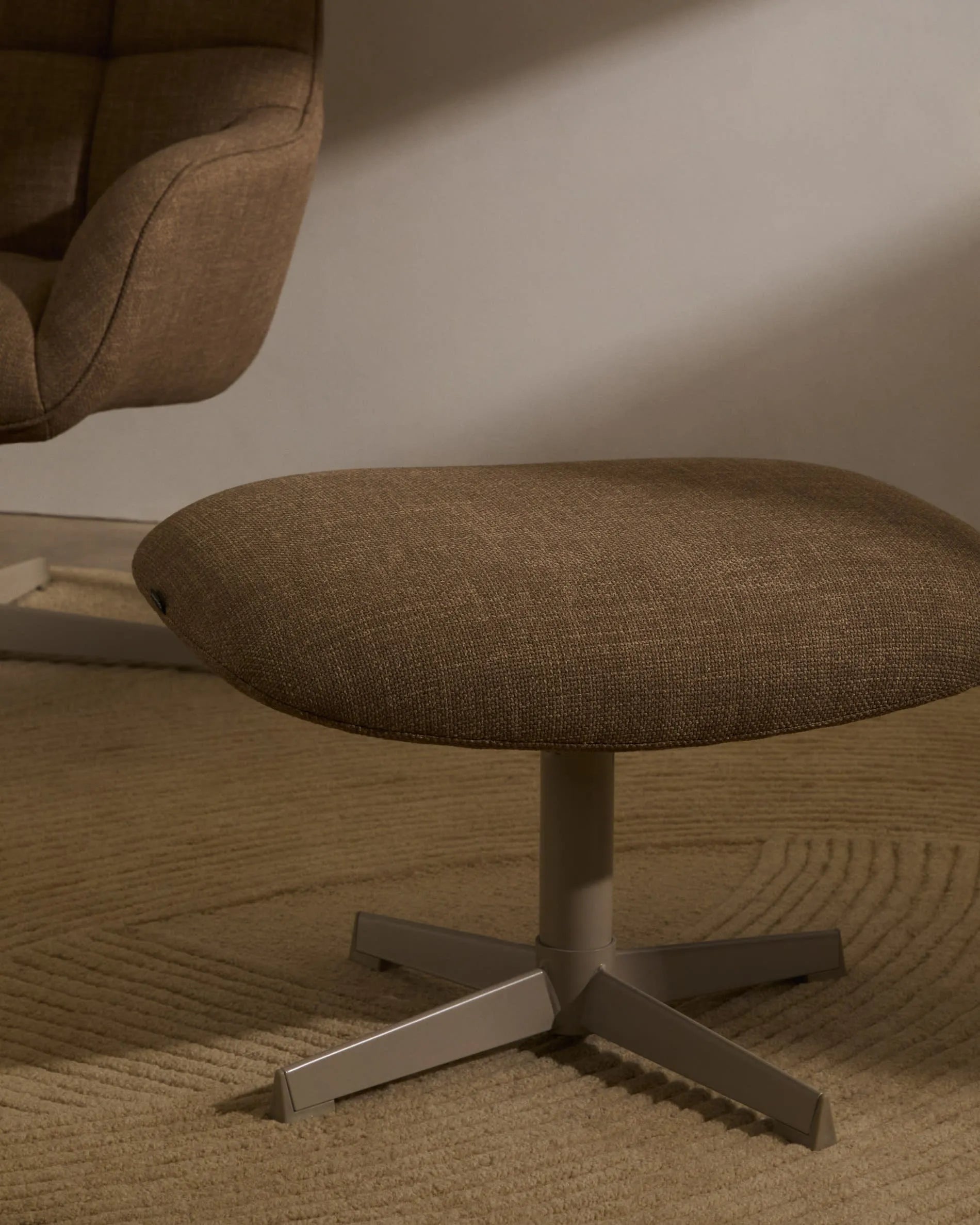 Eleganter Drehsessel in hellbraun mit grauem Metallgestell, drehbar, aus FSC-zertifiziertem Holz, ideal für stilvolle Entspannung.