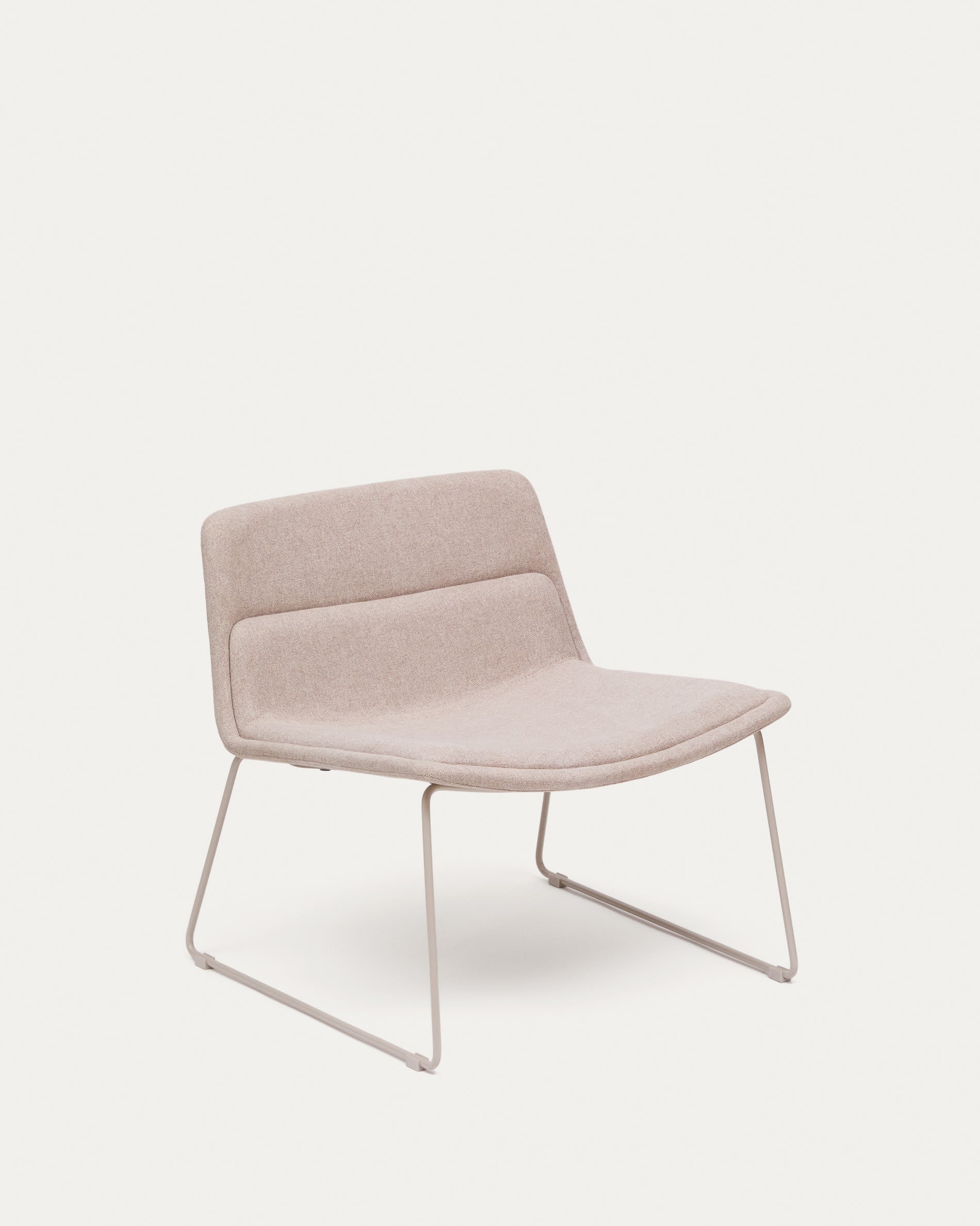 Eleganter Sessel Zahara in Beige mit Stahlrahmen und FSC-zertifiziertem Holz, ideal für stilvolle und nachhaltige Räume.