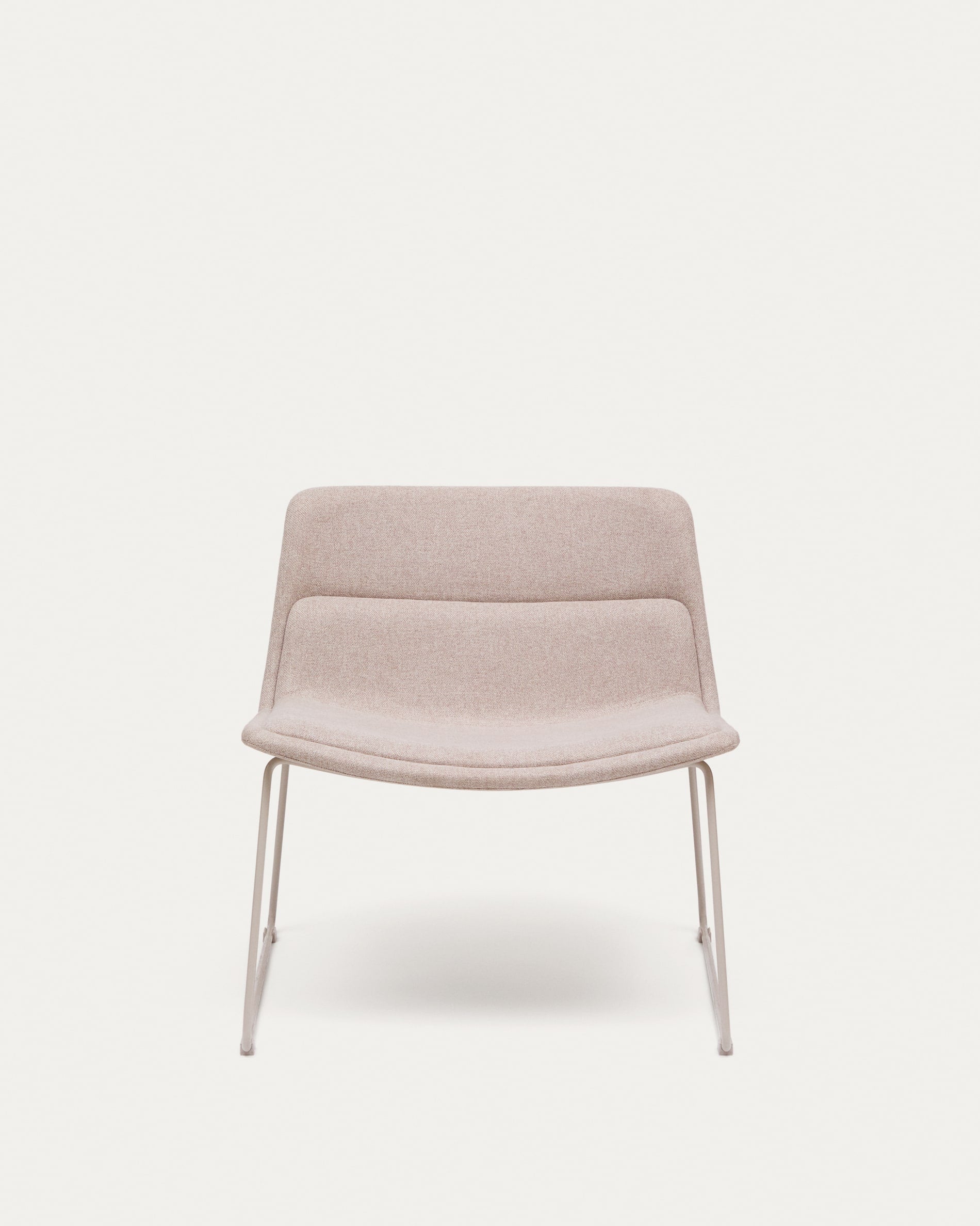 Eleganter Sessel Zahara in Beige mit Stahlrahmen und FSC-zertifiziertem Holz, ideal für stilvolle und nachhaltige Räume.