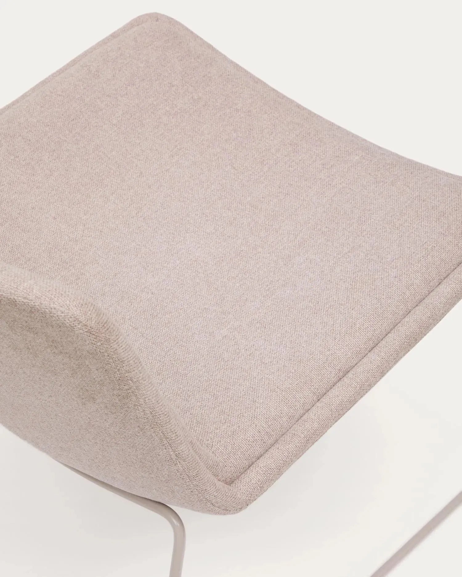 Eleganter Sessel Zahara in Beige mit stabilem Stahlgestell und FSC-zertifiziertem Holz, ideal für stilvolles und umweltbewusstes Wohnen.