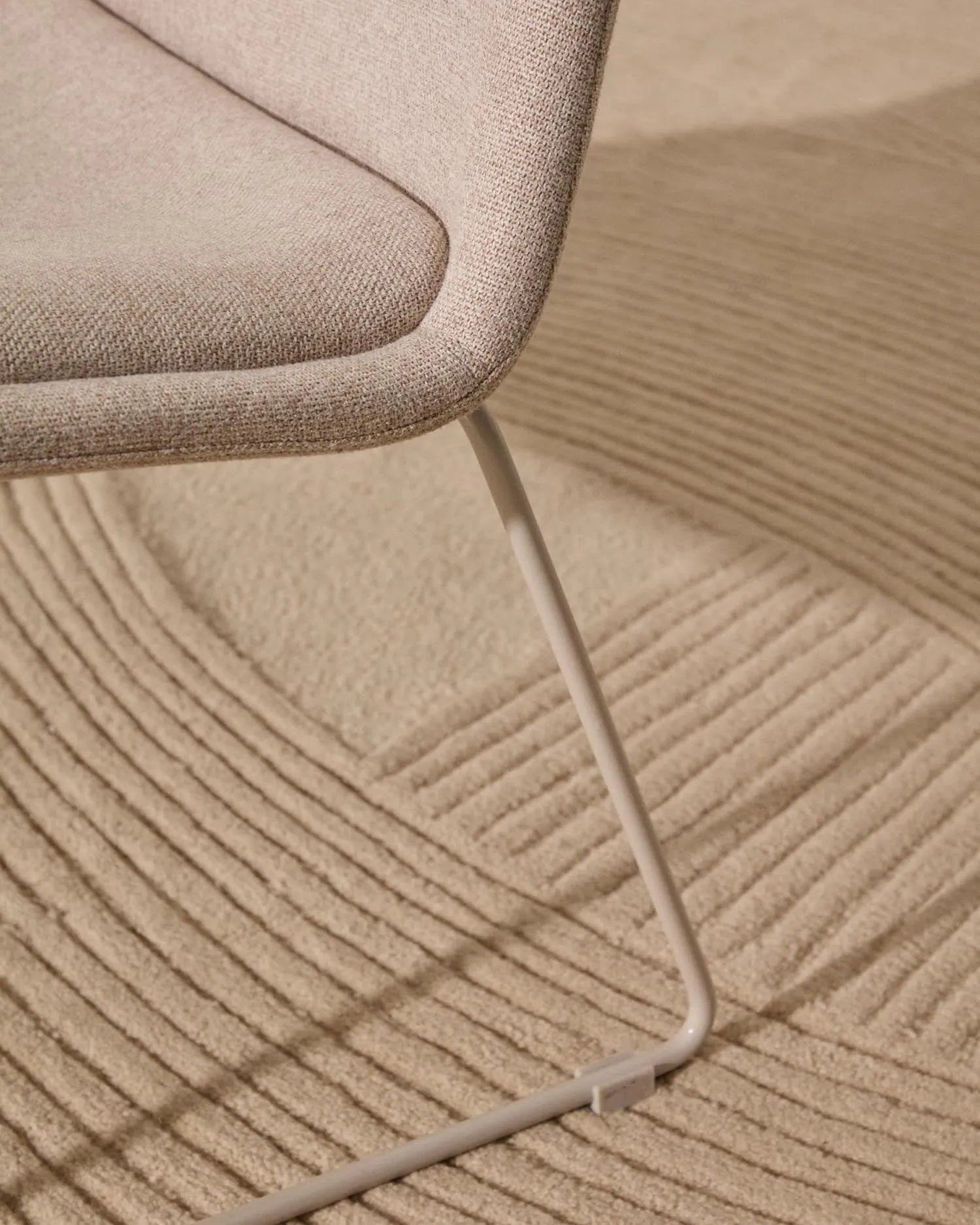 Eleganter Sessel Zahara in Beige: Stilvoll, komfortabel, umweltfreundlich und stabil – ideal für jedes Zuhause.