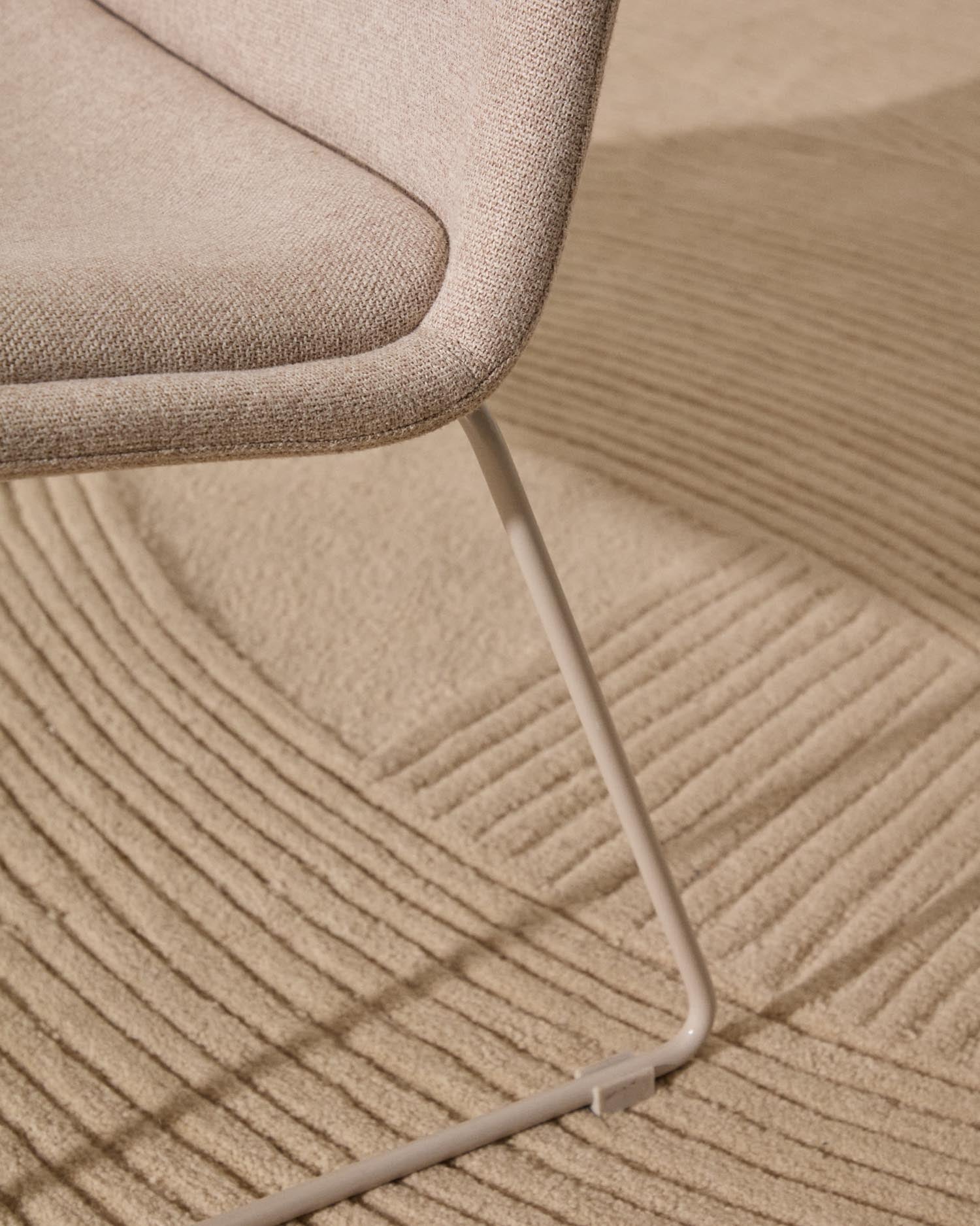 Eleganter Sessel Zahara in Beige mit Stahlrahmen und FSC-zertifiziertem Holz, ideal für stilvolle und nachhaltige Räume.