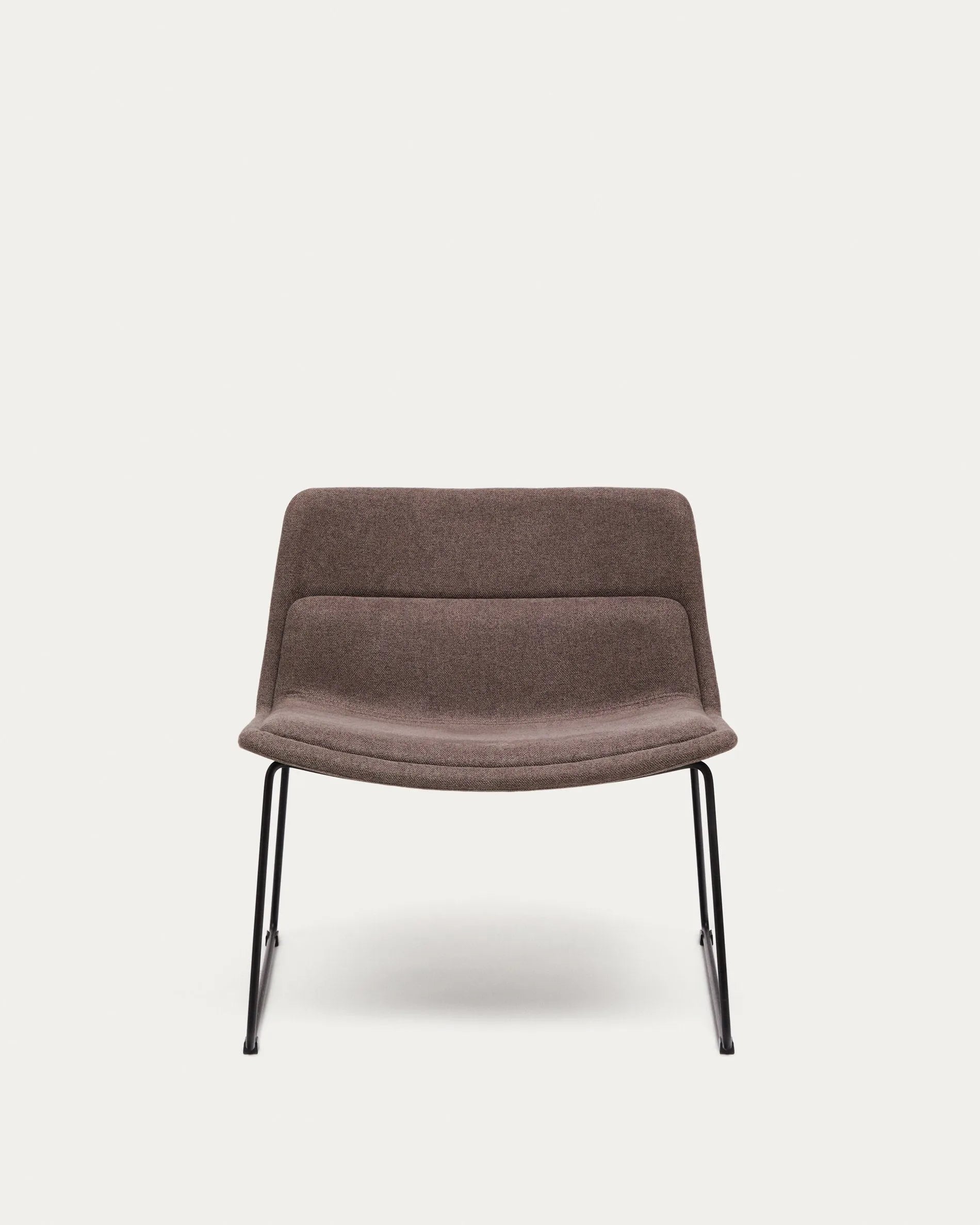 Der Sessel Zahara vereint modernes Design mit Nachhaltigkeit: brauner Stahl, schwarzes Finish, FSC-zertifiziert, komfortabel und pflegeleicht.