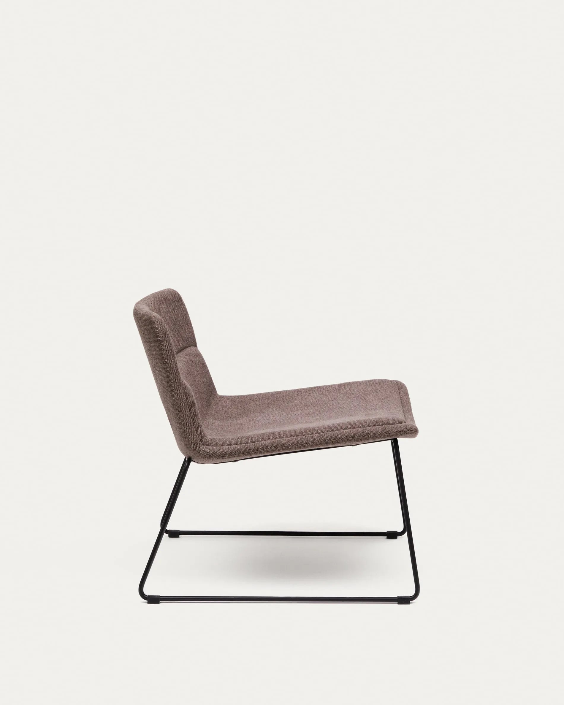 Der Sessel Zahara vereint modernes Design mit Nachhaltigkeit: brauner Stahl, schwarzes Finish, FSC-zertifiziert, komfortabel und pflegeleicht.