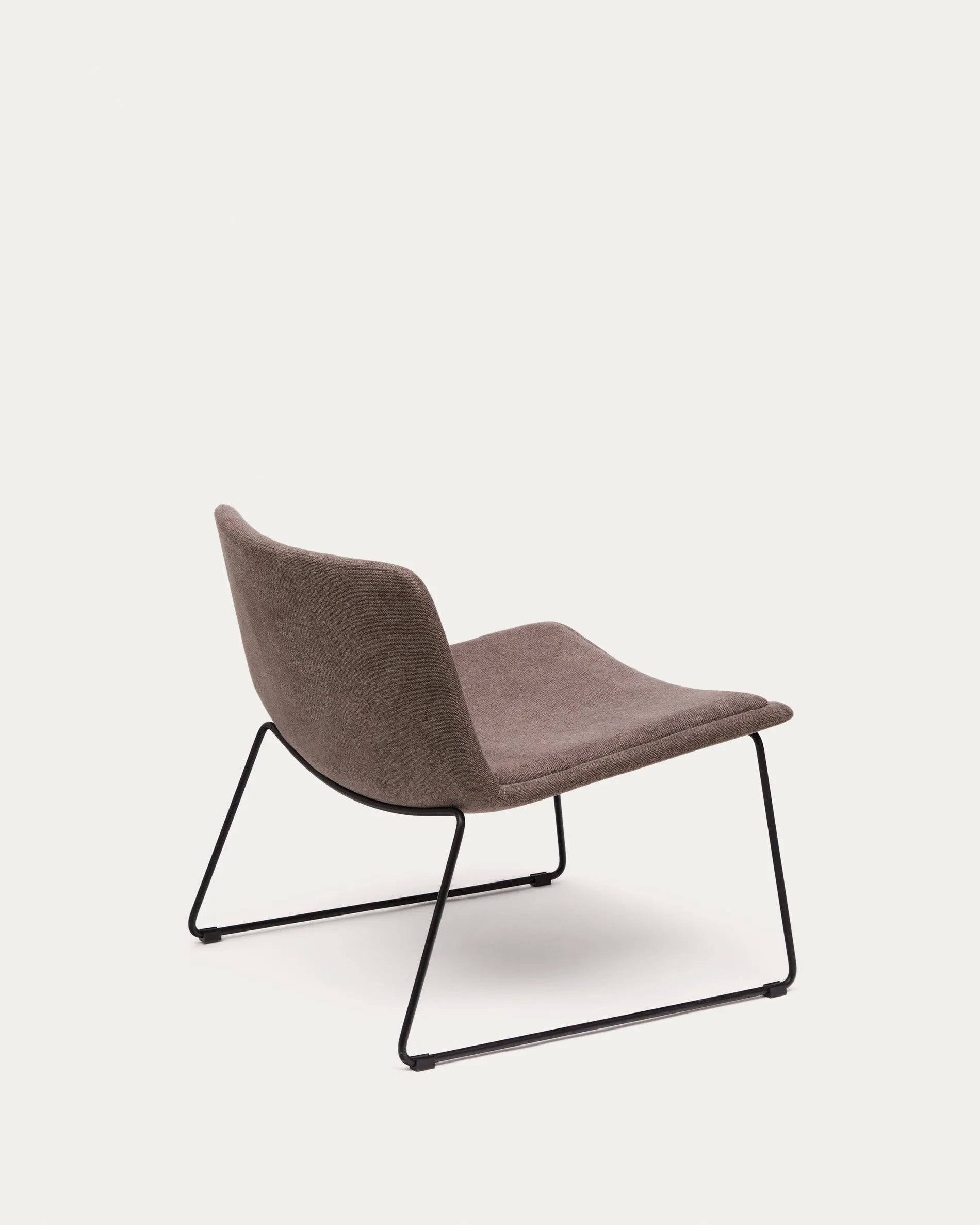 Der Sessel Zahara vereint modernes Design mit Nachhaltigkeit: brauner Stahl, schwarzes Finish, FSC-zertifiziert, komfortabel und pflegeleicht.